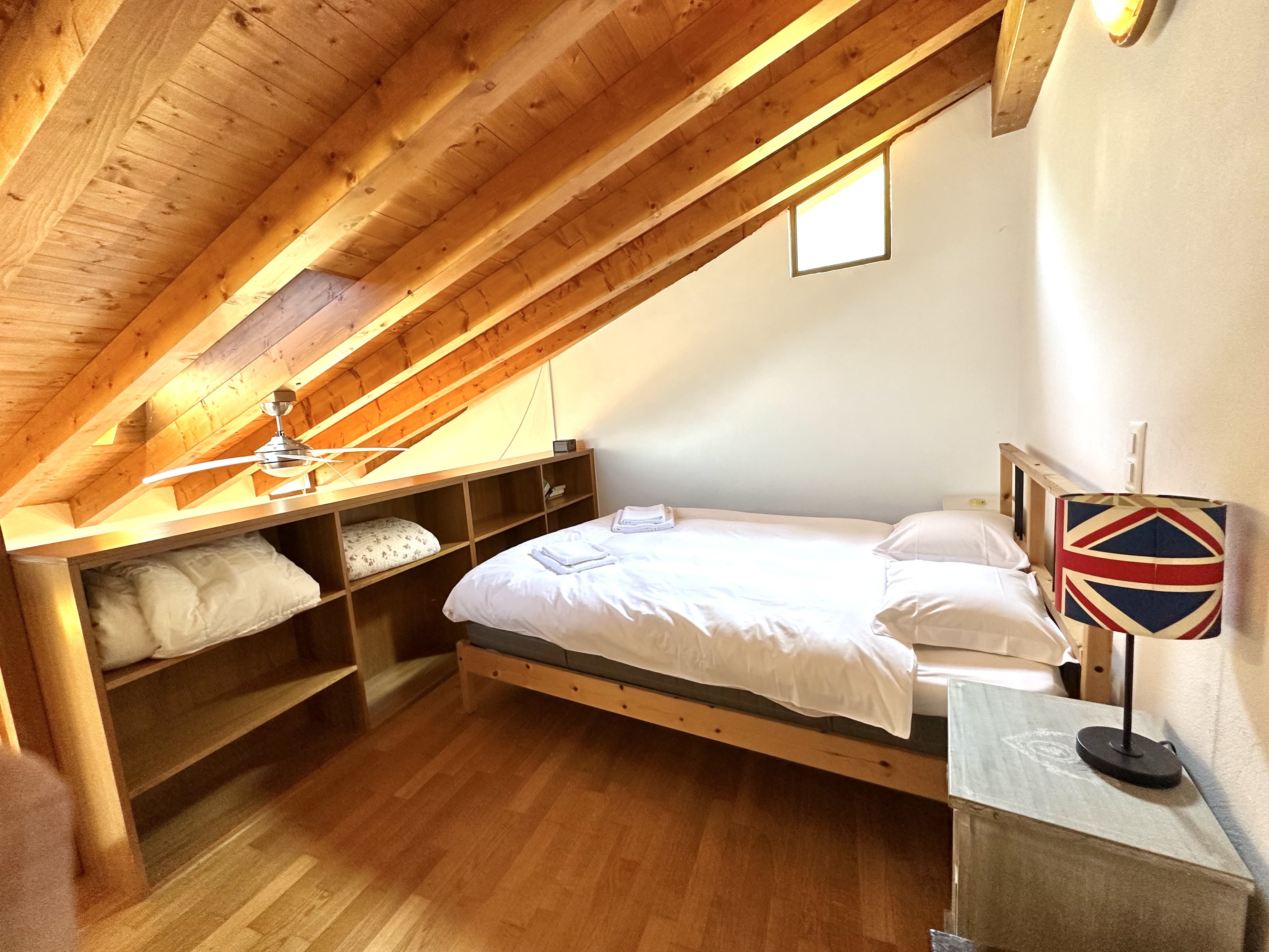 Dachgeschoss-Schlafzimmer mit Holzdecke