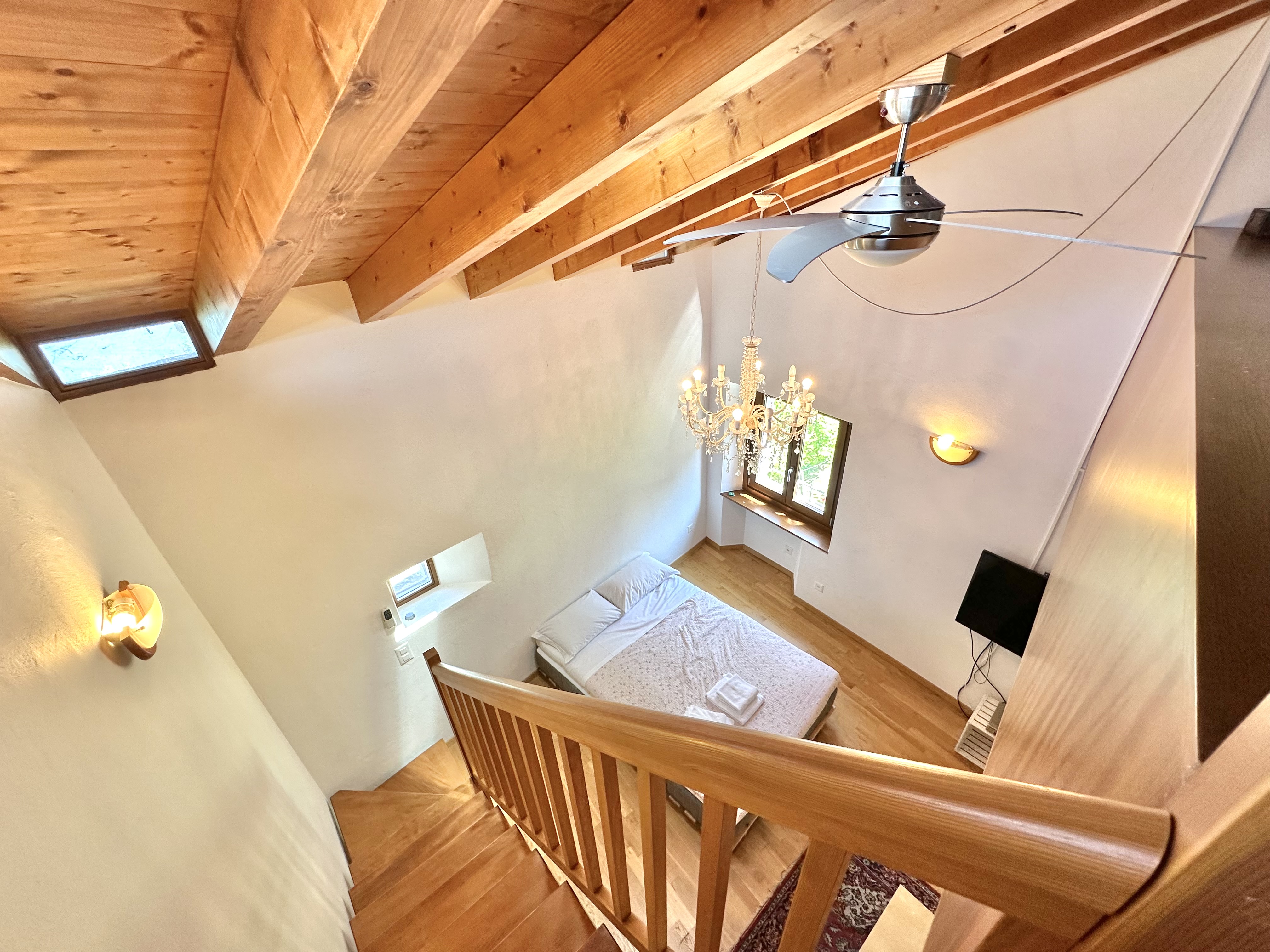 Helles Schlafzimmer mit Dachschräge und Holzdecke