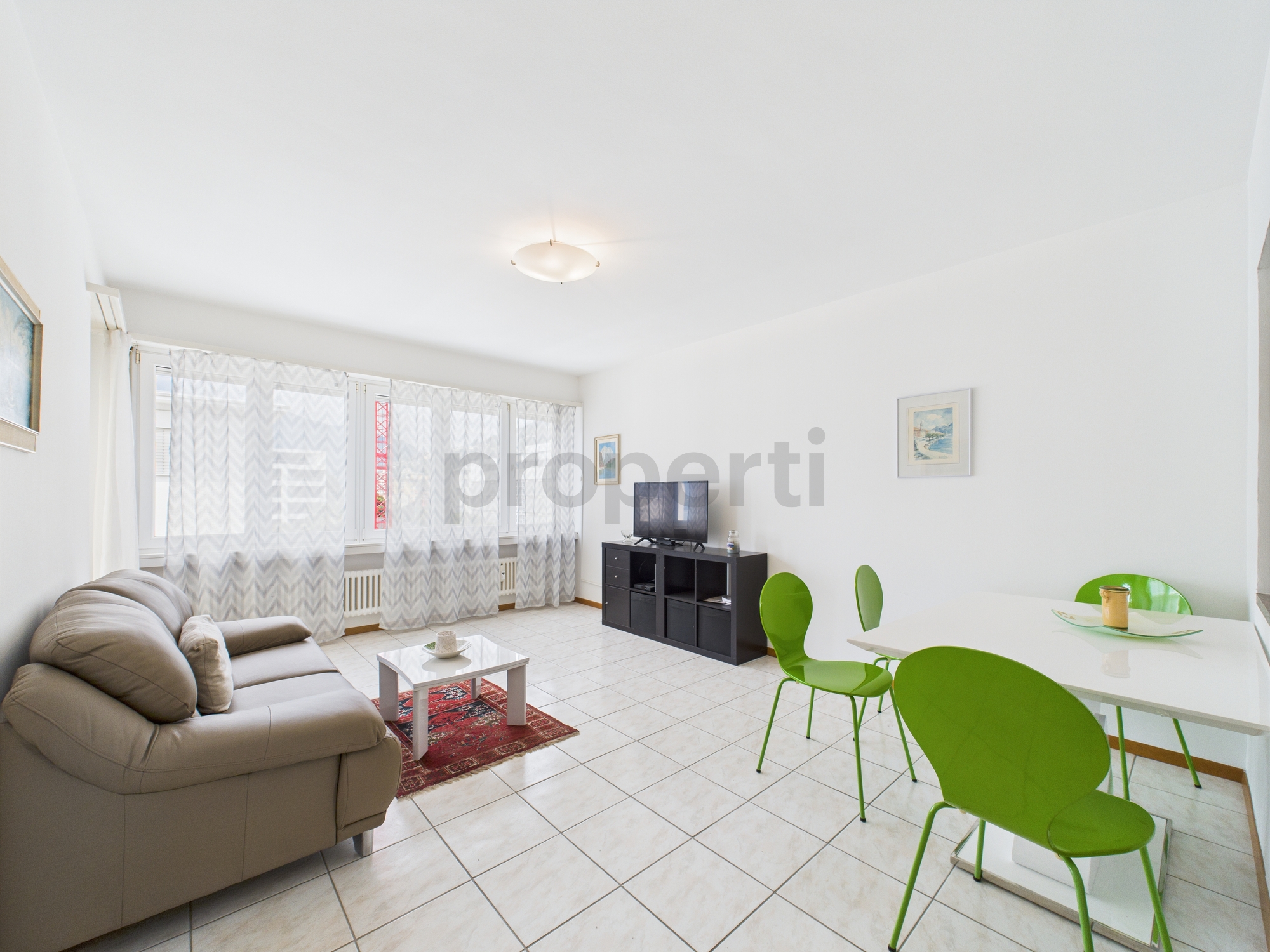 Helles Wohnzimmer mit Essbereich
