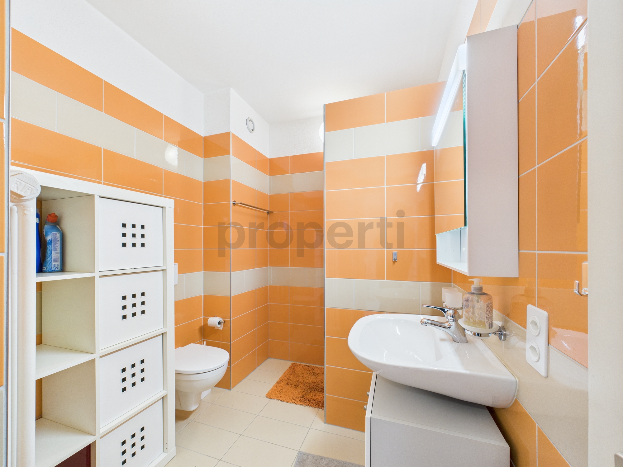 Buntes Badezimmer mit WC und Waschtisch