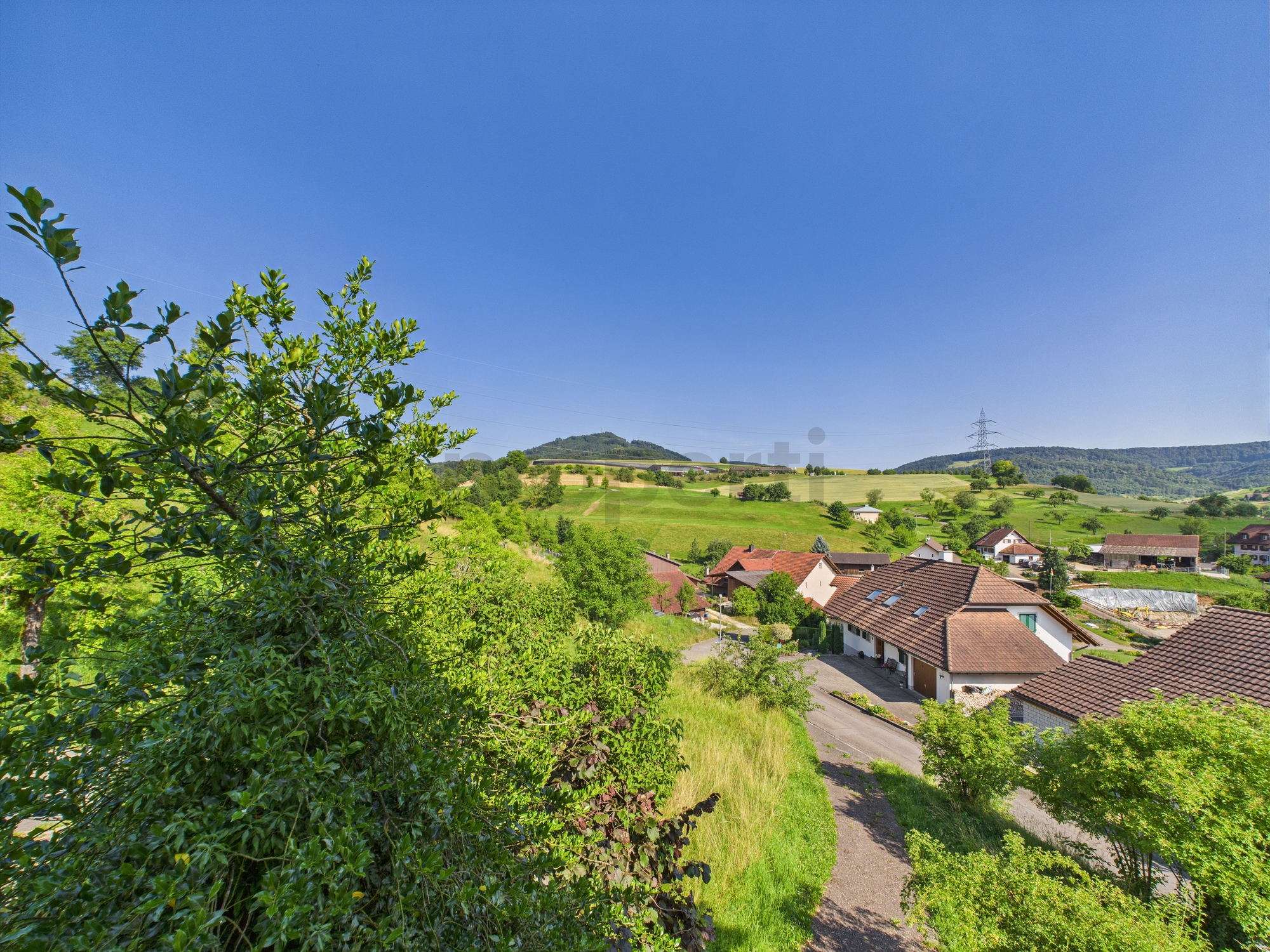 Landschaftsblick über ein Dorf mit Hügeln