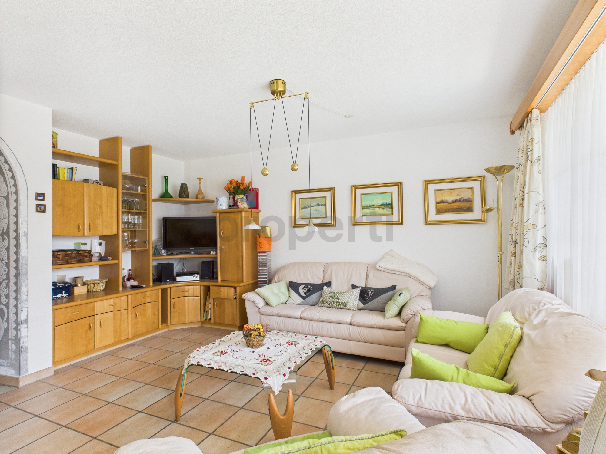 Wohnzimmer mit Einbaumöbeln und Sitzgruppe