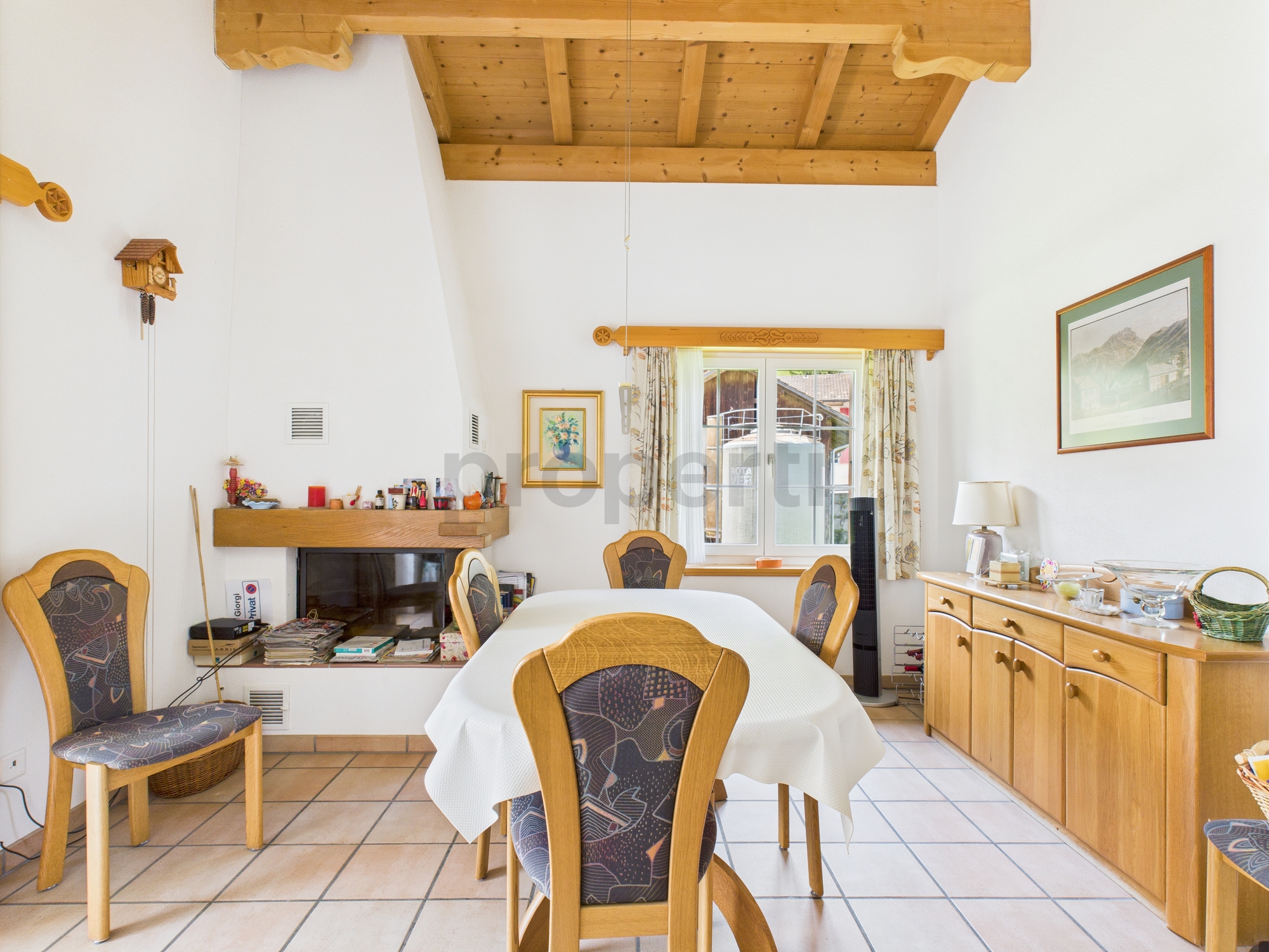 Esszimmer mit Kamin und rustikaler Holzdecke