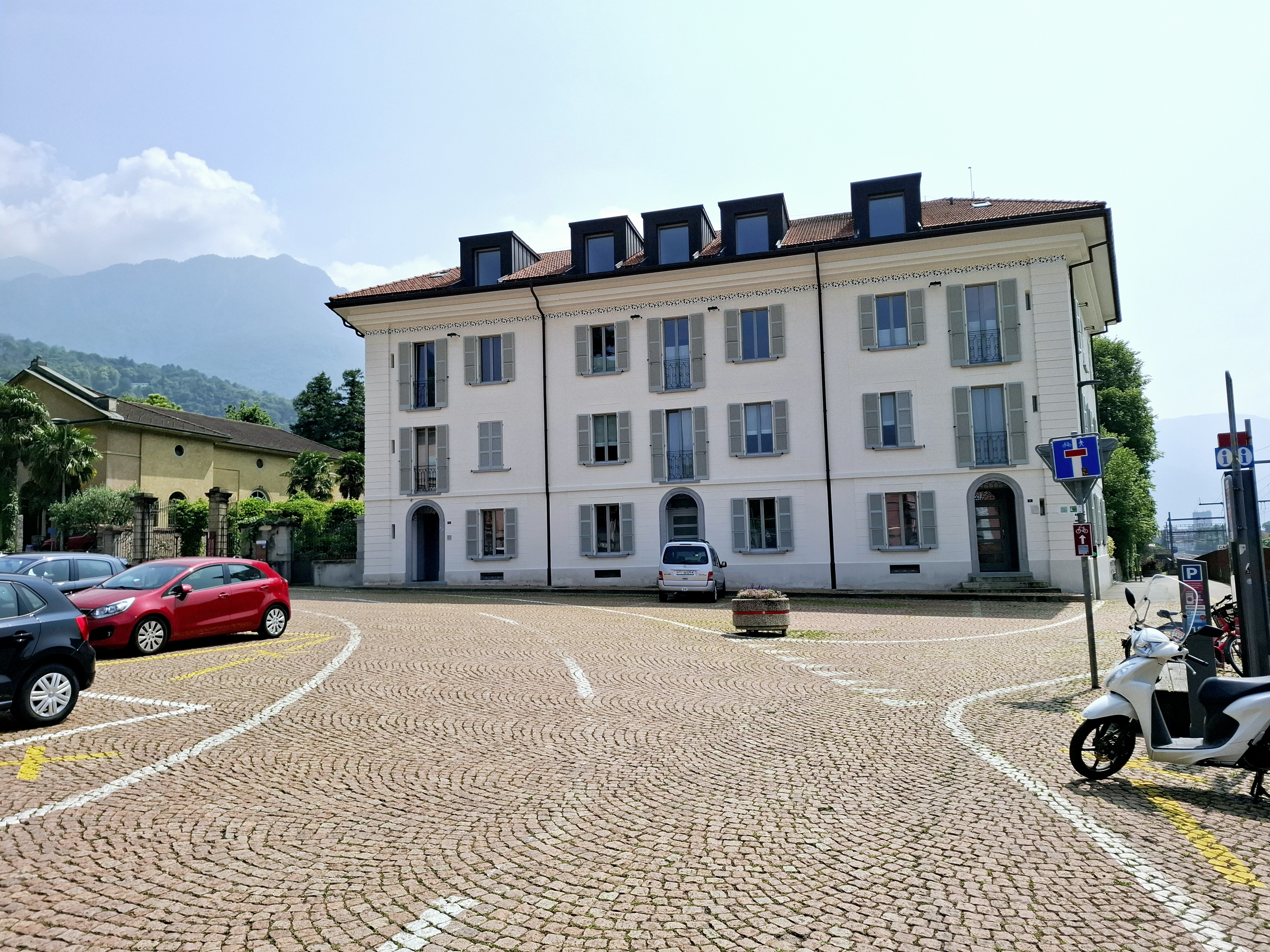 Historisches Mehrfamilienhaus mit Platz vor dem Gebäude