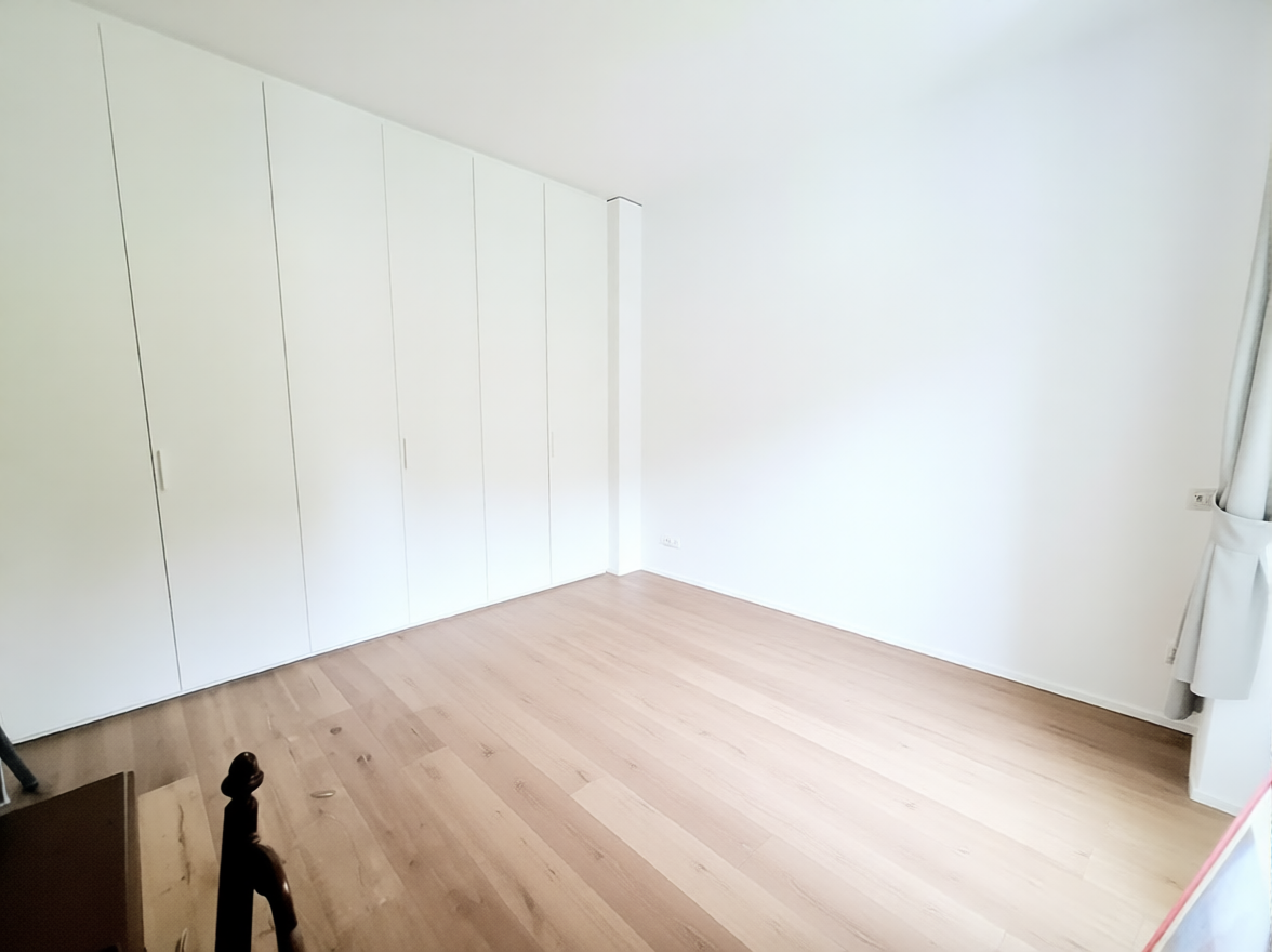 Helles, leeres Schlafzimmer mit Einbauschrank