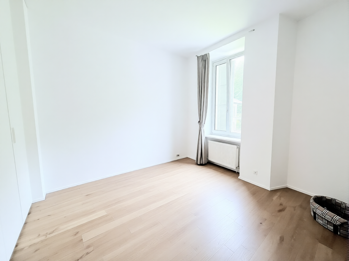 Heller, leerer Wohnraum mit Fenster