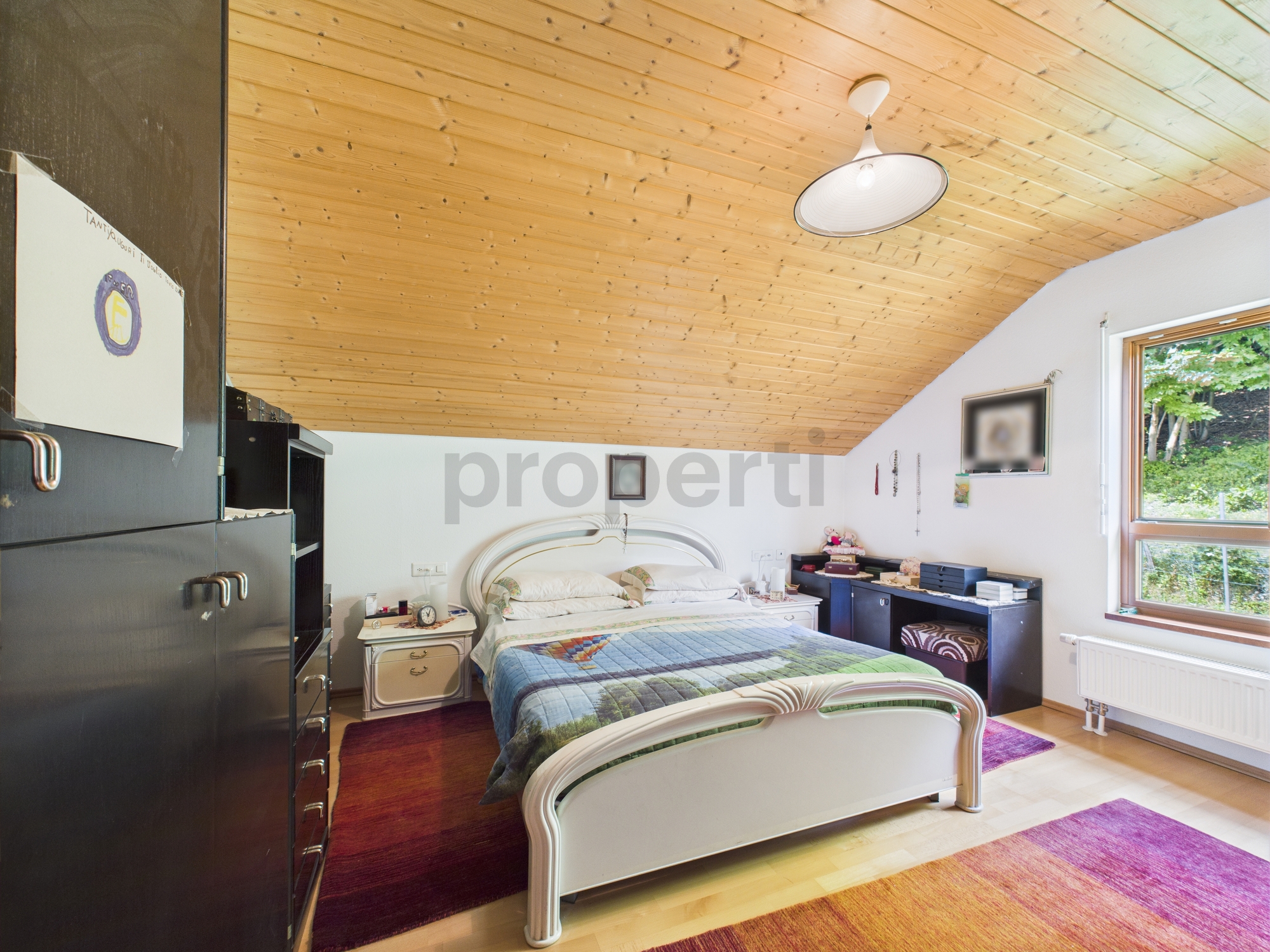 Schlafzimmer mit Dachschräge