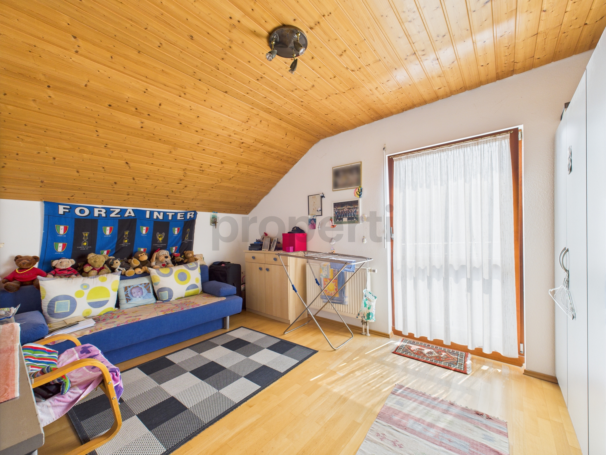 Gemütliches Dachzimmer mit Balkendecke