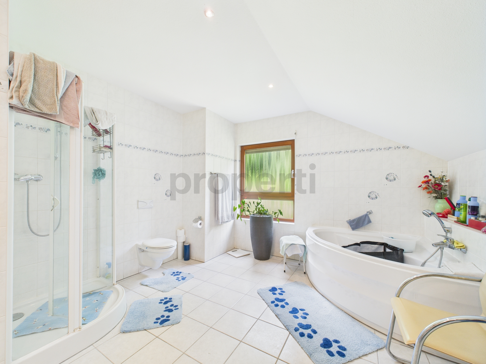 Helles Dachgeschoss-Badezimmer mit Dusche und Badewanne