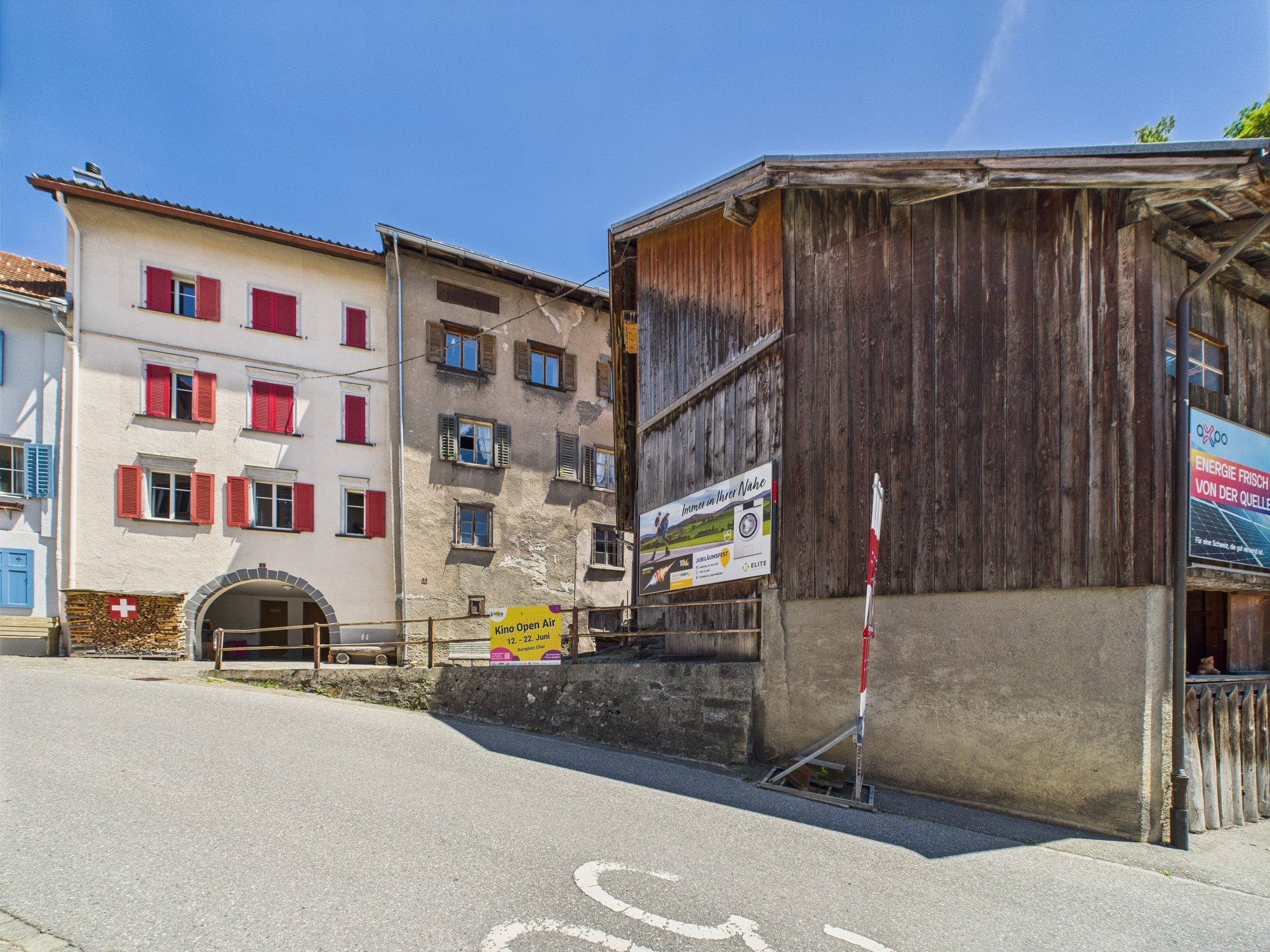 Dorfbebauung mit historischem Holzgebäude