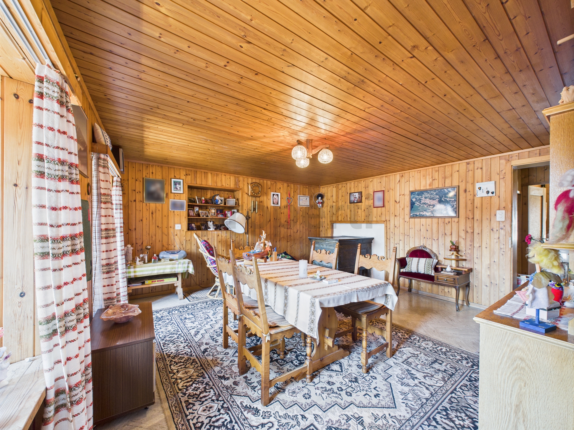 Gemütlicher, holzvertäfelter Essraum im Chalet-Stil