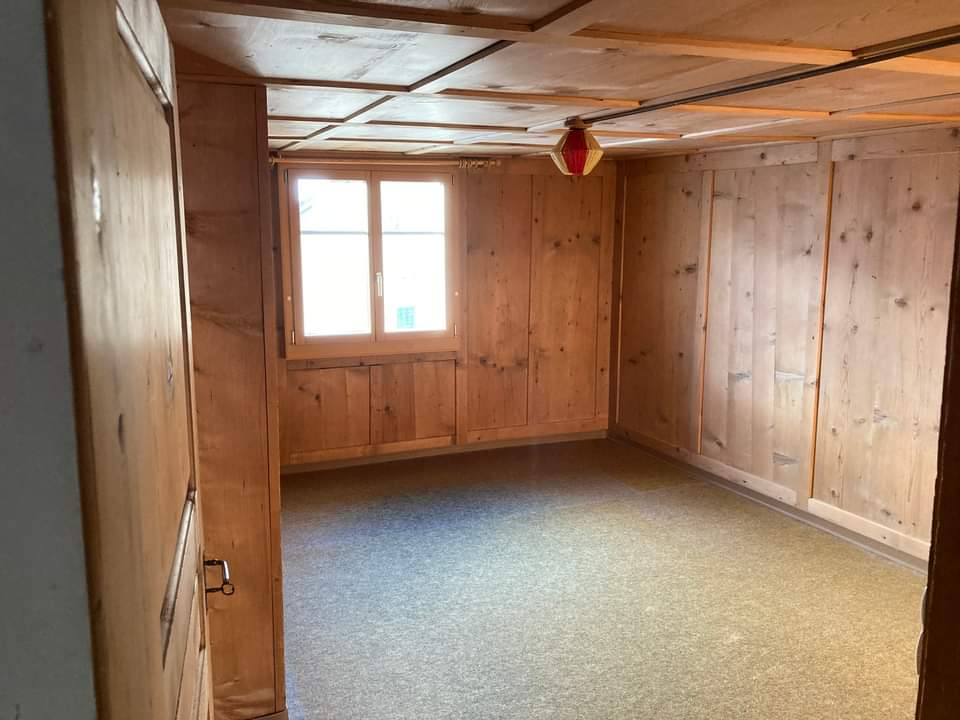 Holzverkleideter Raum mit Fenster