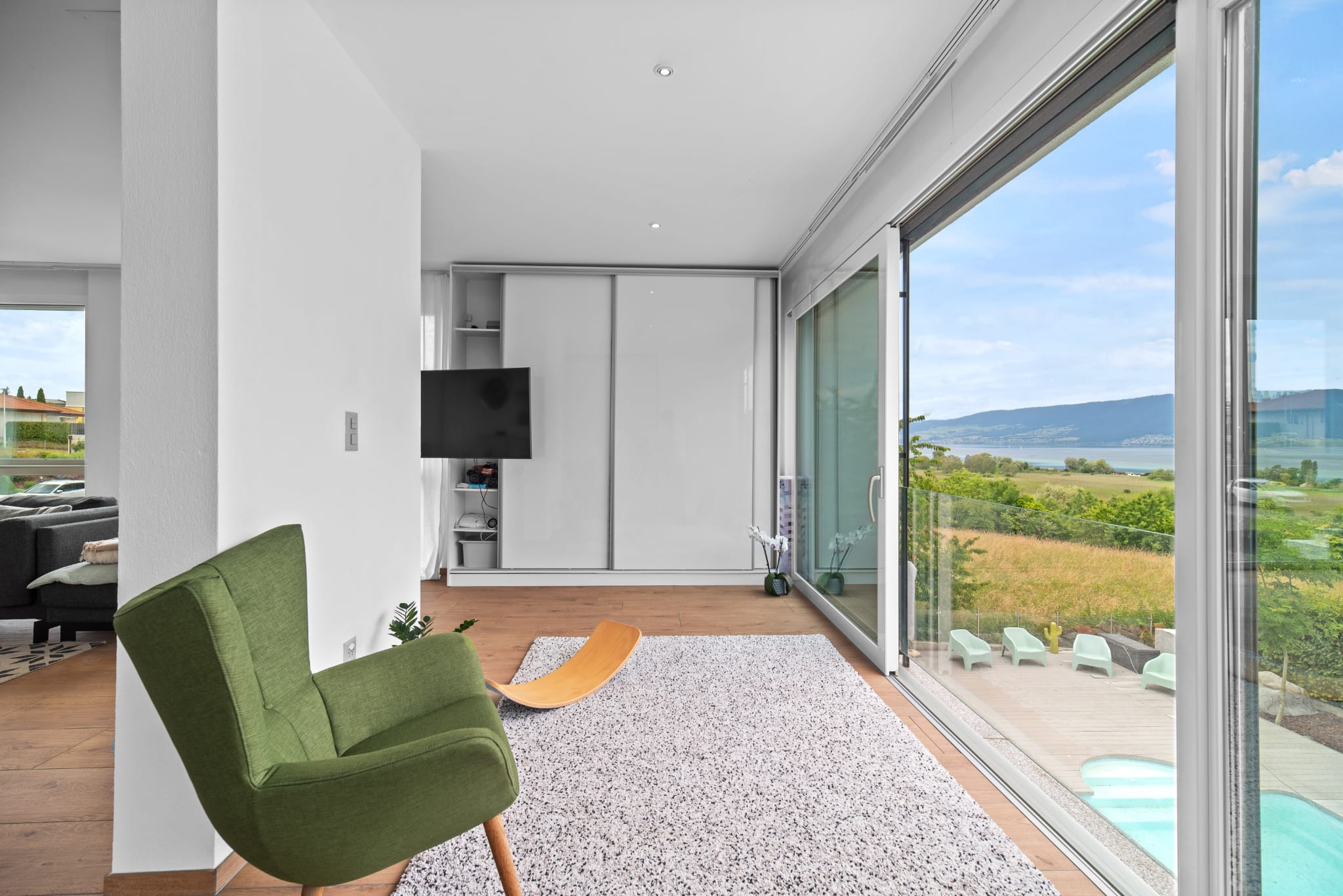Heller Wohnraum mit Panoramafenster und Seeblick