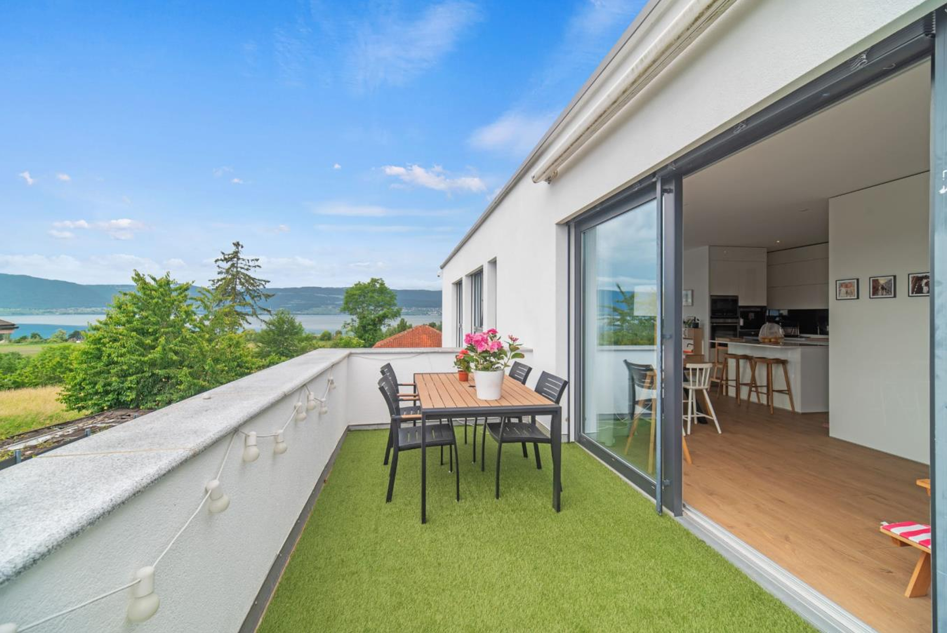 Balkon mit Seeblick und offenem Wohnbereich