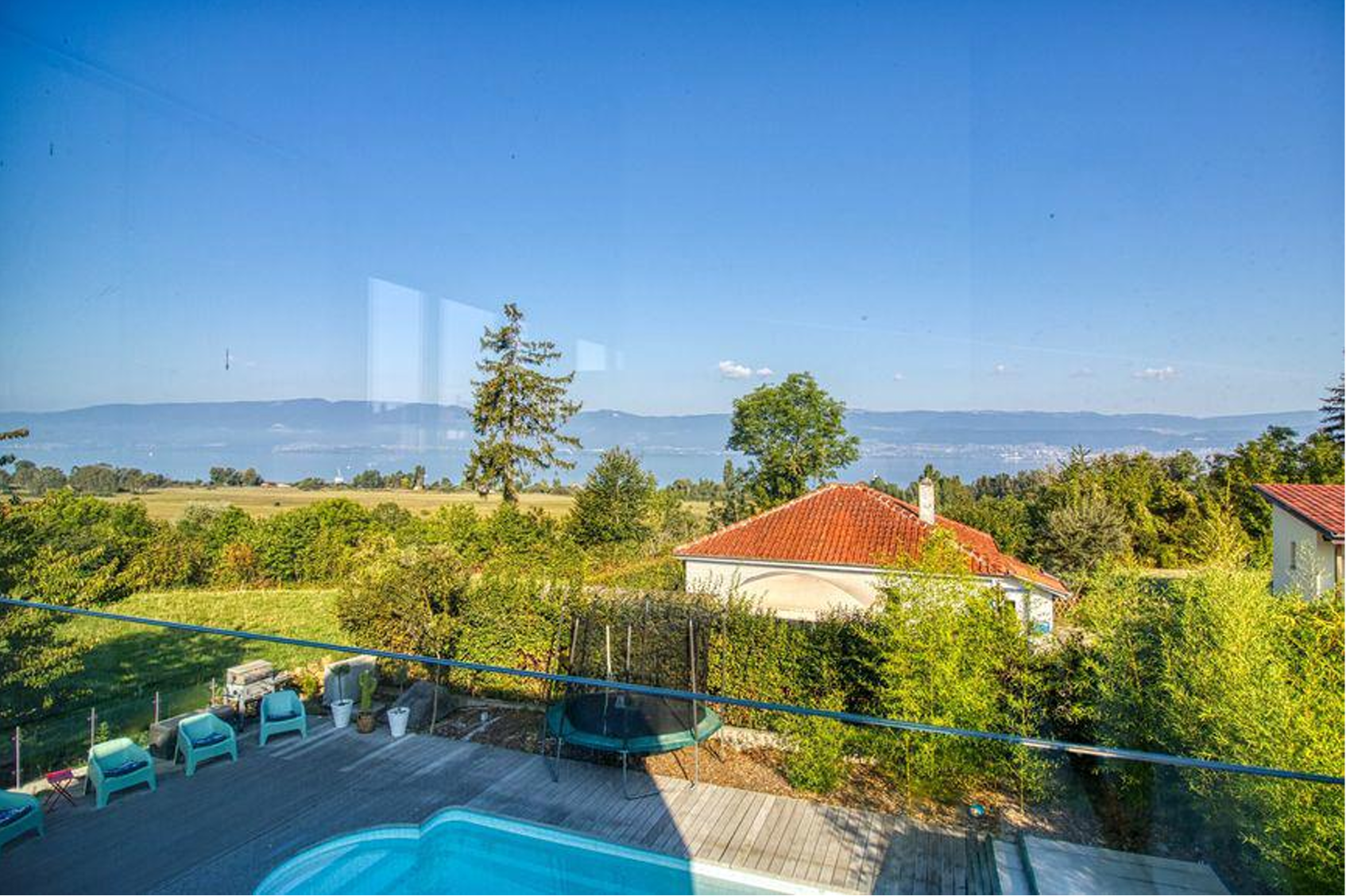 Seeblick von Terrasse mit Pool