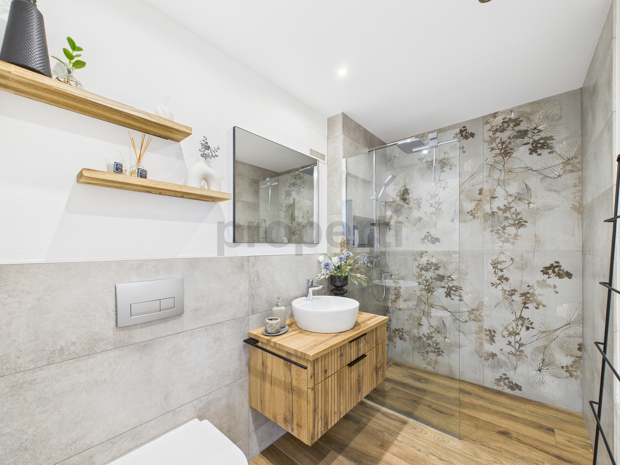 Modernes Badezimmer mit begehbarer Dusche und Holzwaschtisch