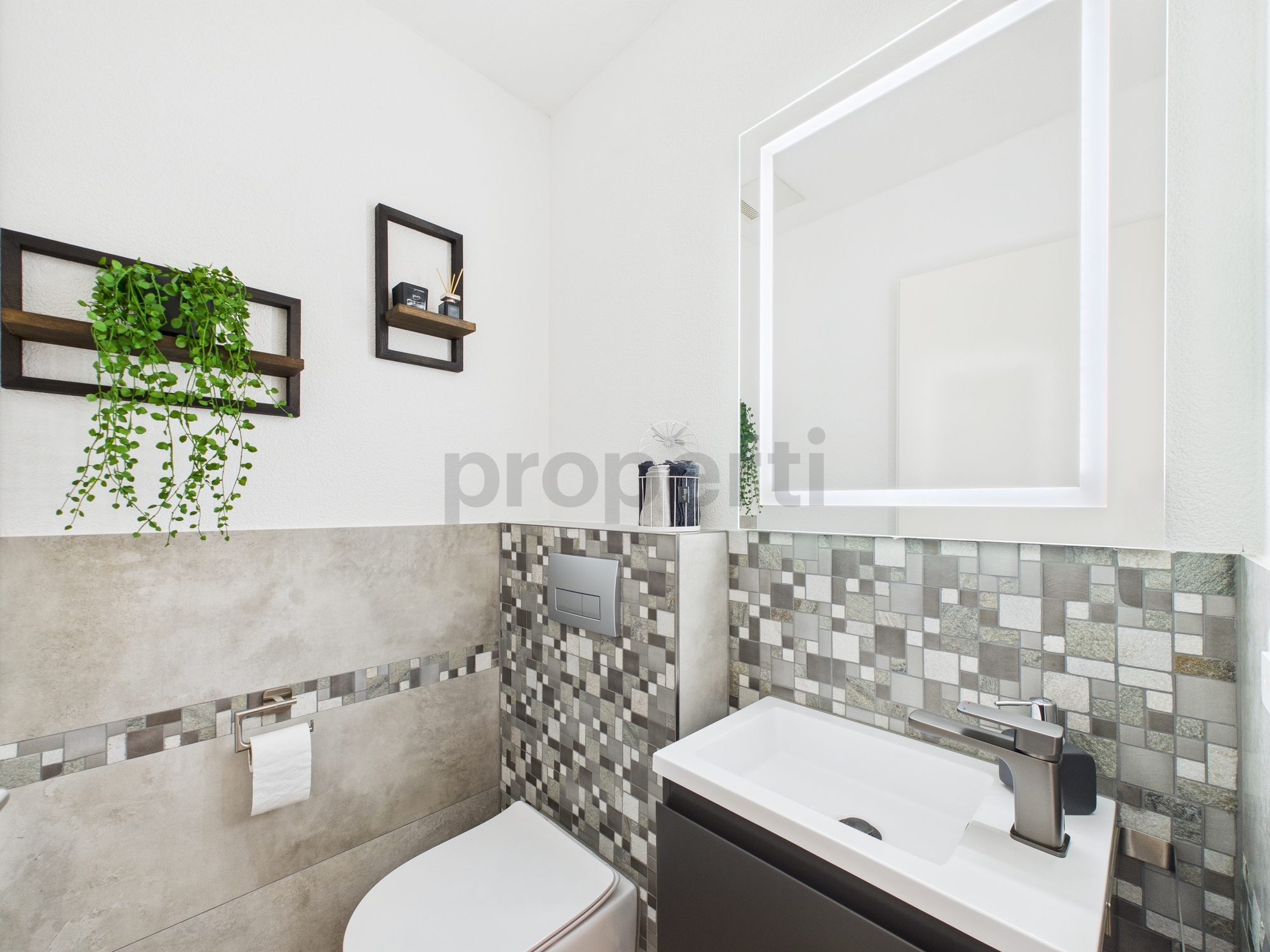 Modernes Gäste-WC mit Mosaik-Akzenten