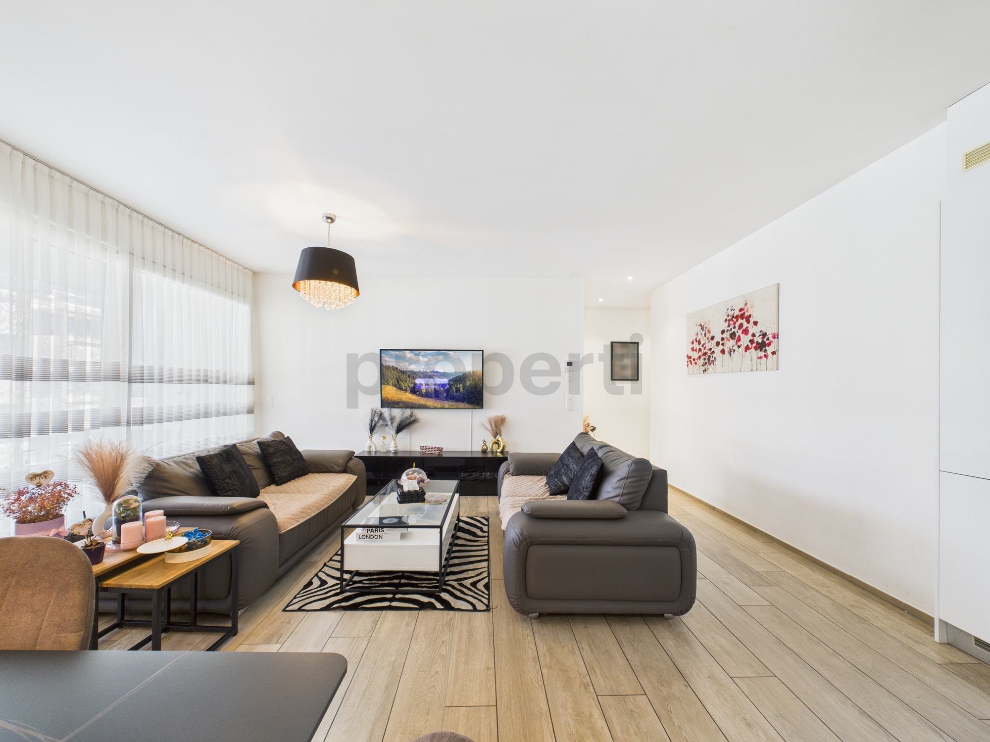 Heller Wohnraum mit zwei Sofas