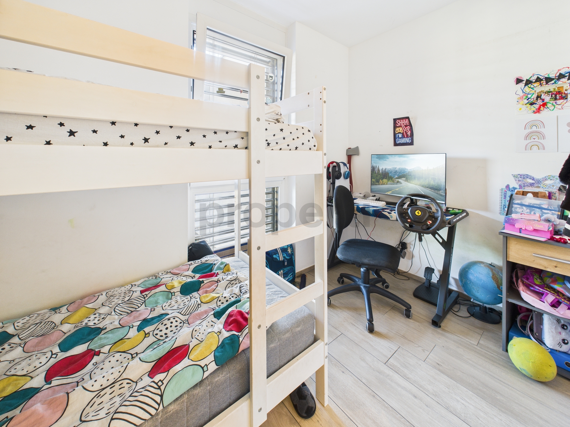 Kinderzimmer mit Hochbett und Gaming-Schreibtisch