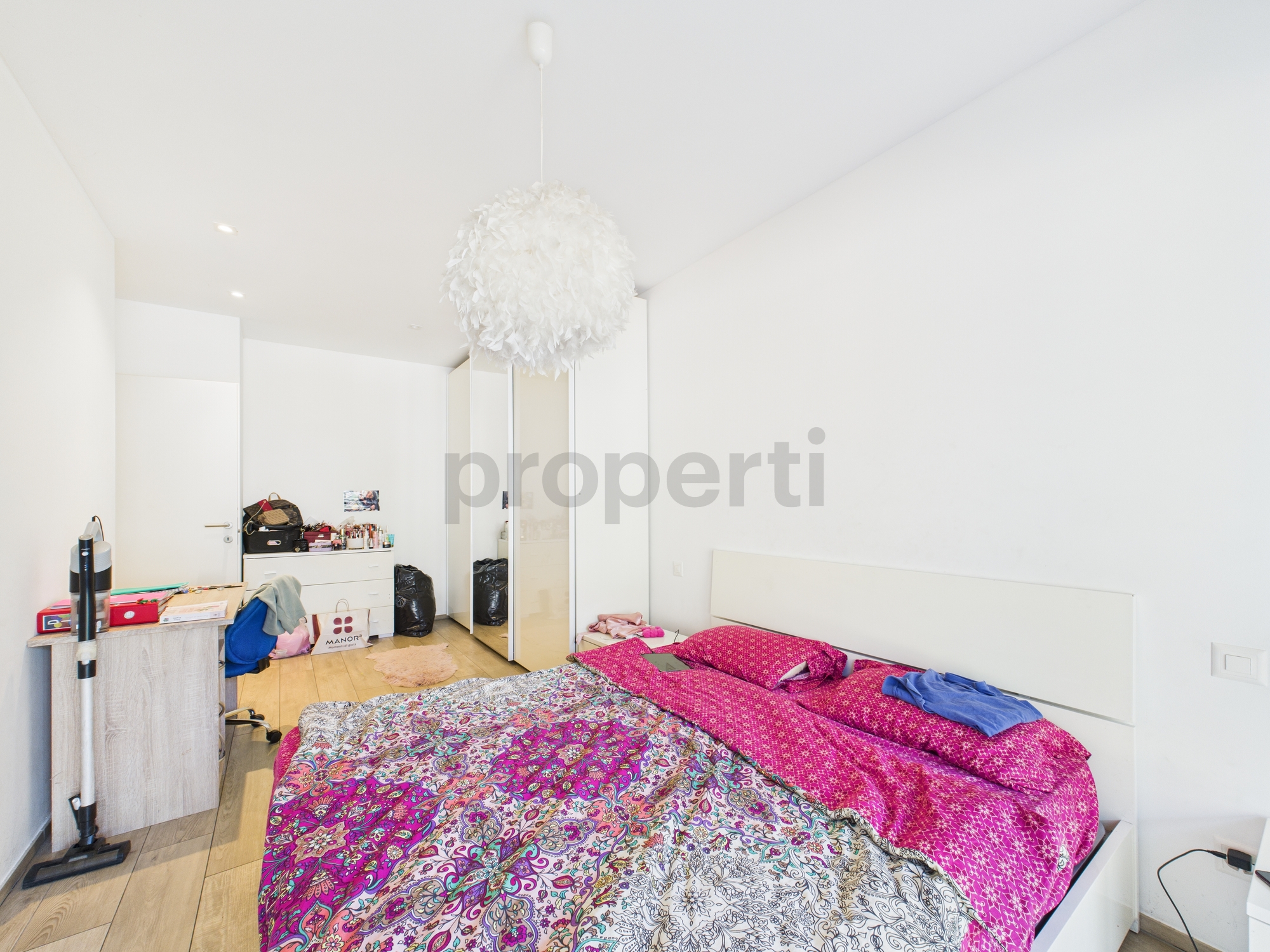 Helles Schlafzimmer mit offener Gestaltung
