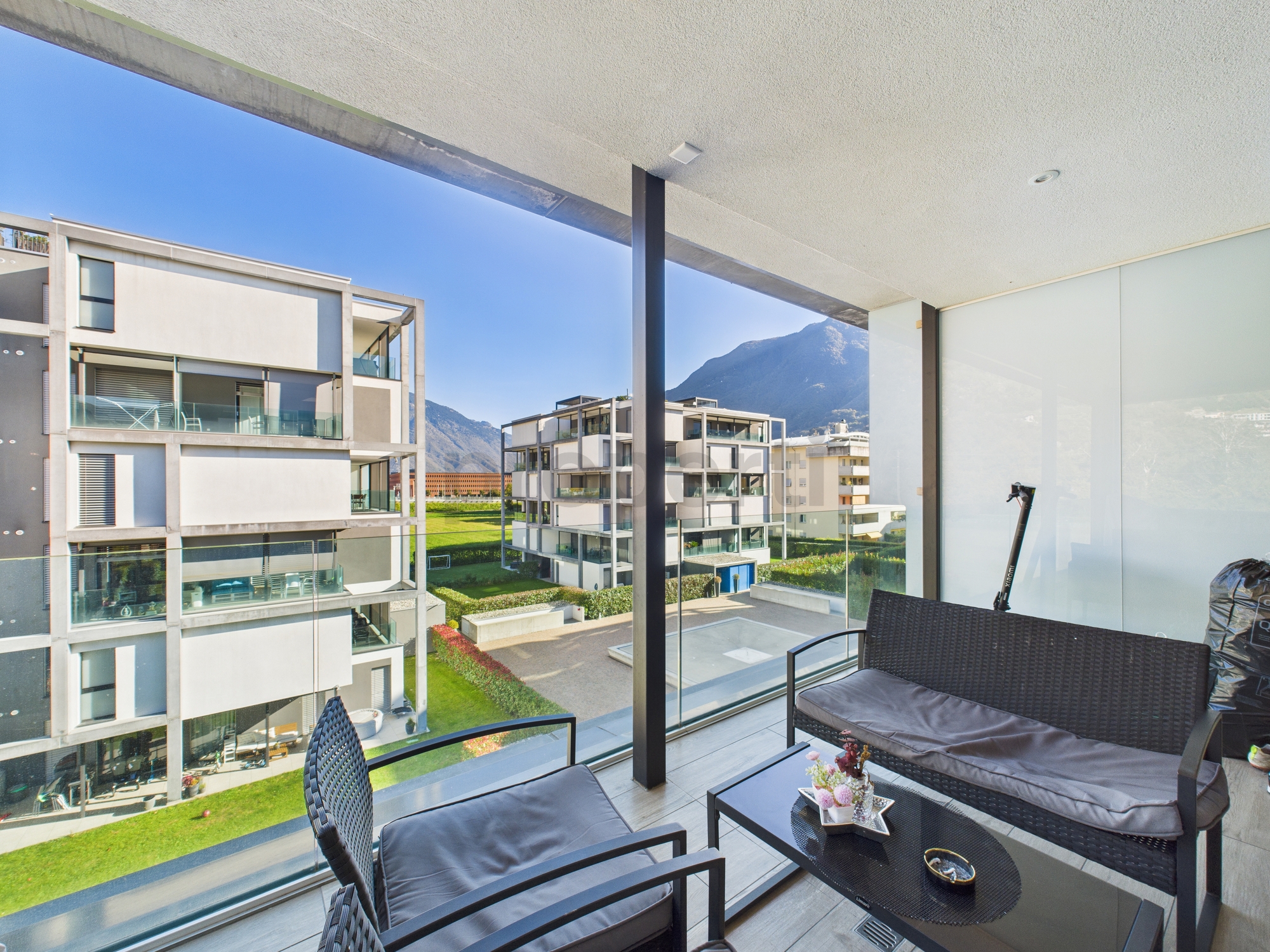 Moderne Balkonloggia mit Bergblick