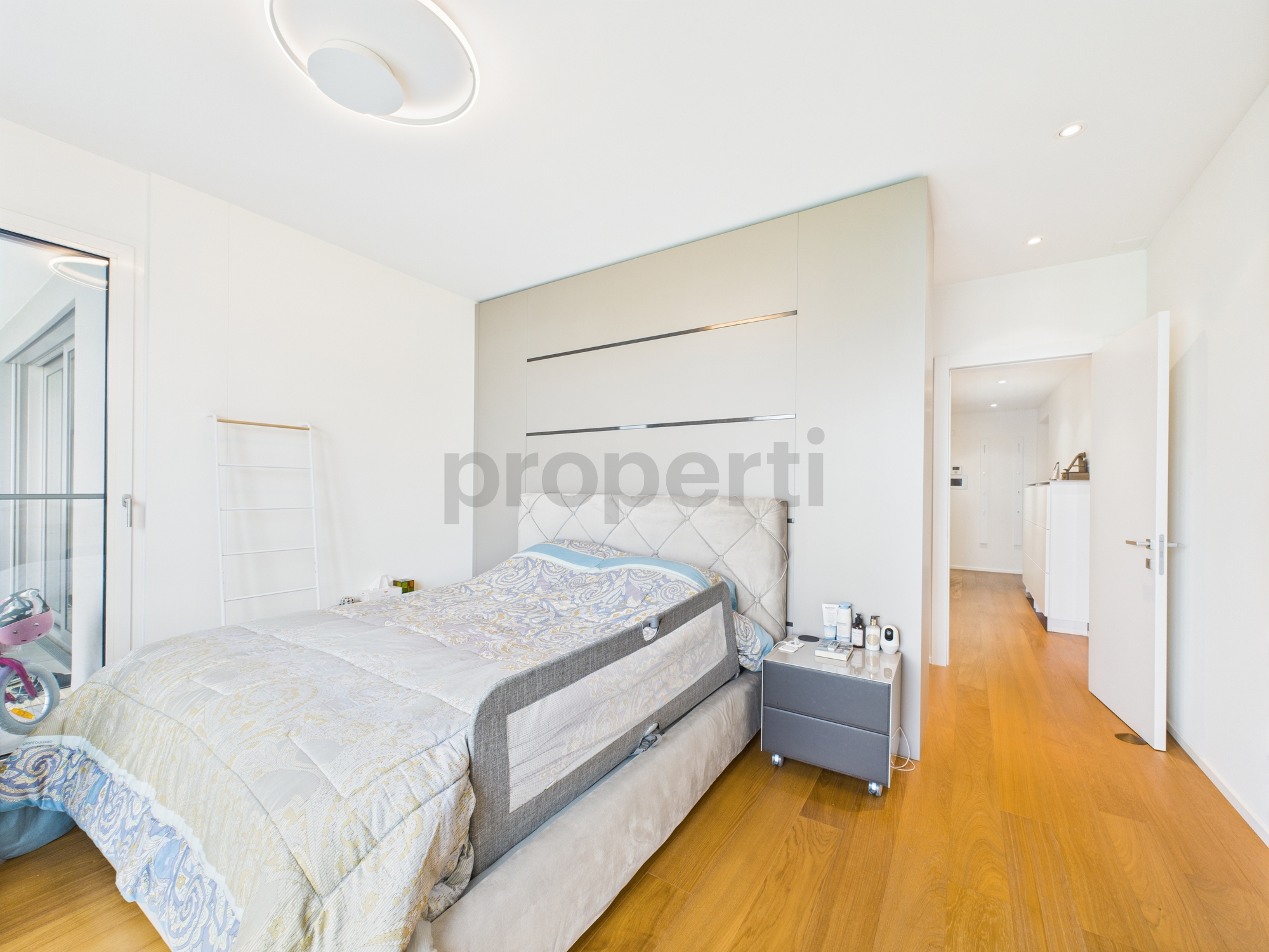 Helles Schlafzimmer mit Tageslicht