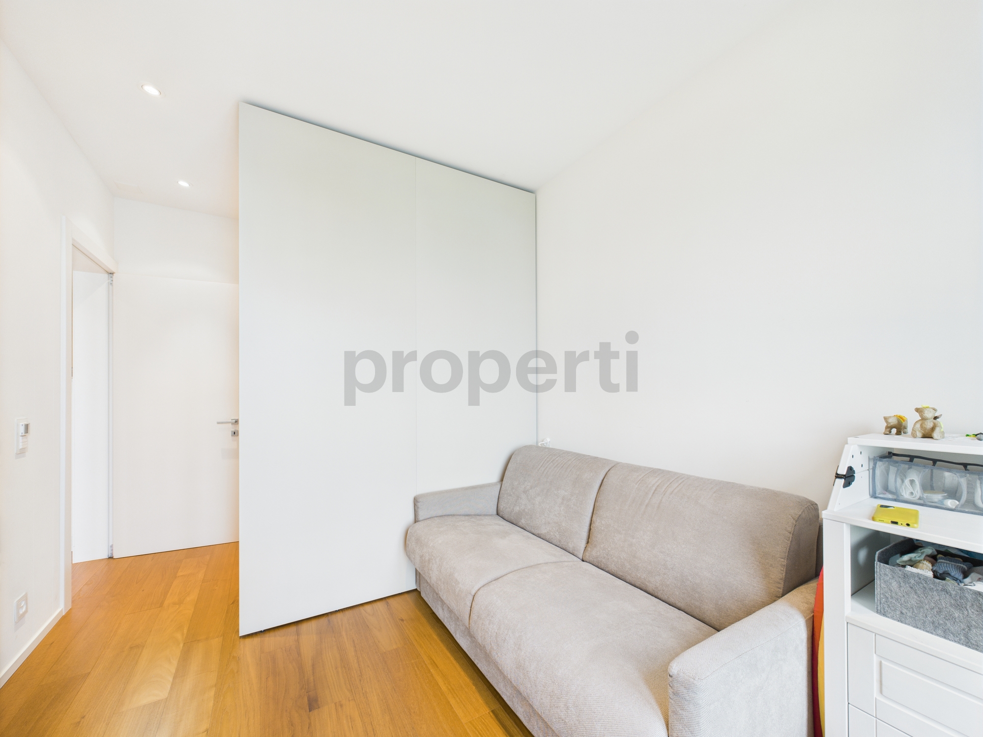 Helles, minimalistisches Zimmer mit Sofa