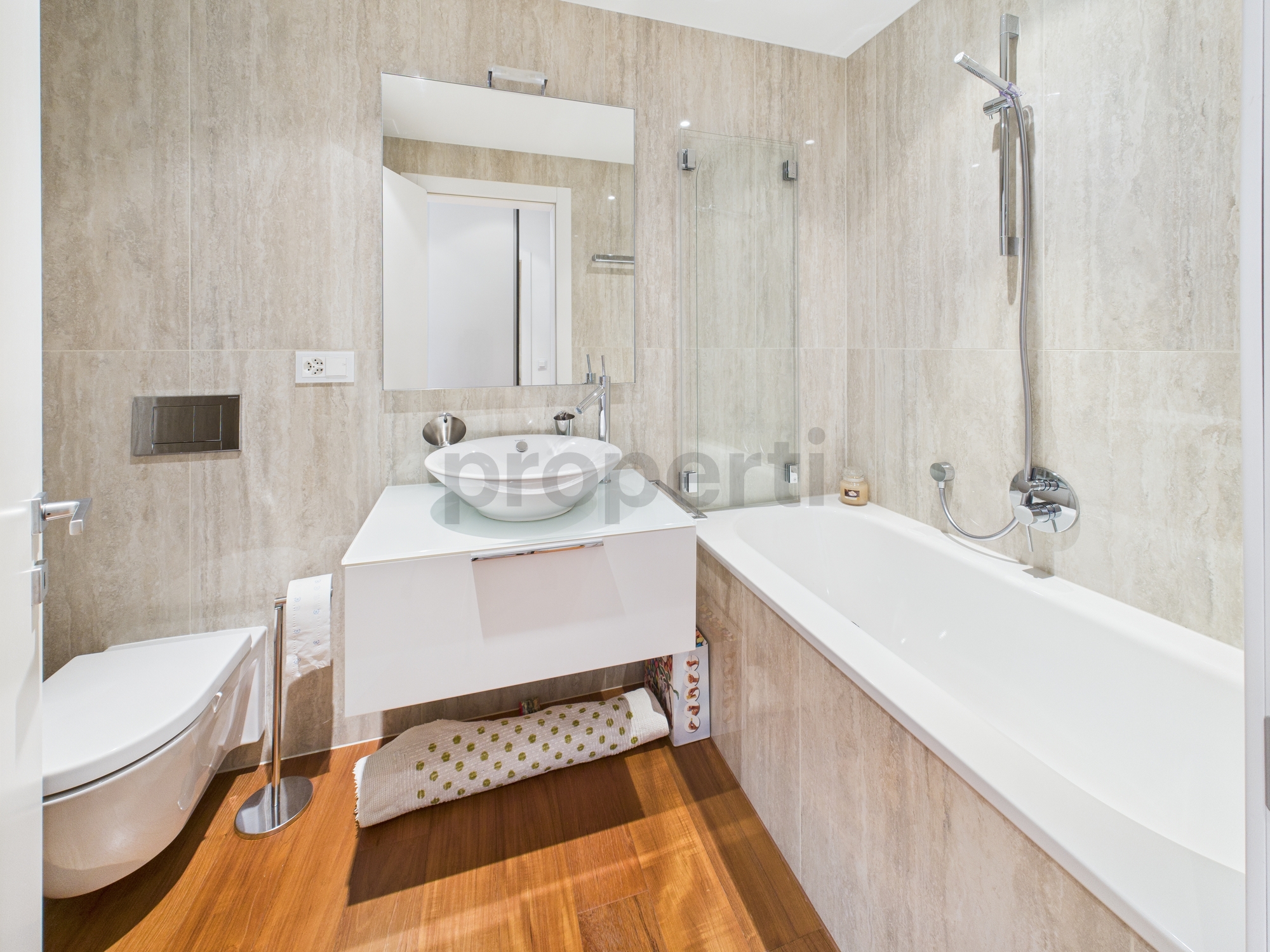Modernes Badezimmer mit Badewanne und Waschtisch