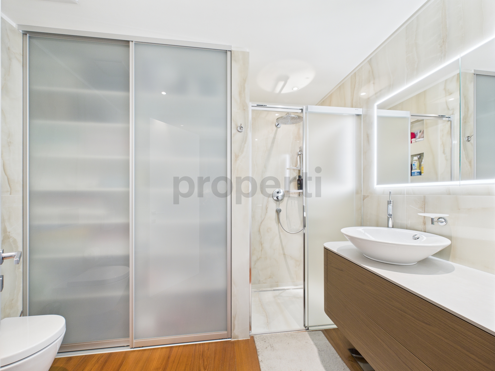 Modernes Badezimmer mit Dusche und Waschtisch