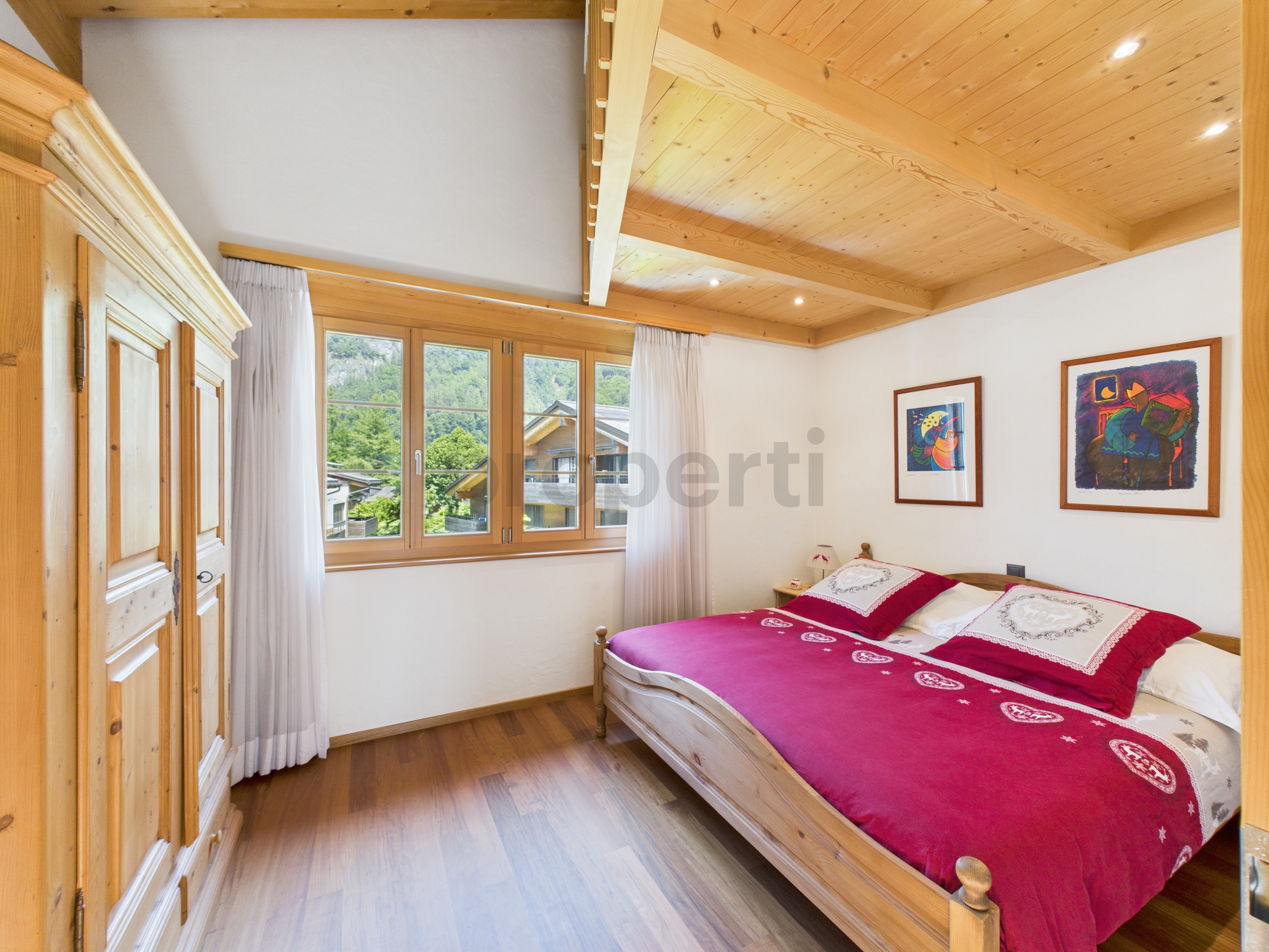 Helles Schlafzimmer im alpinen Holzstil
