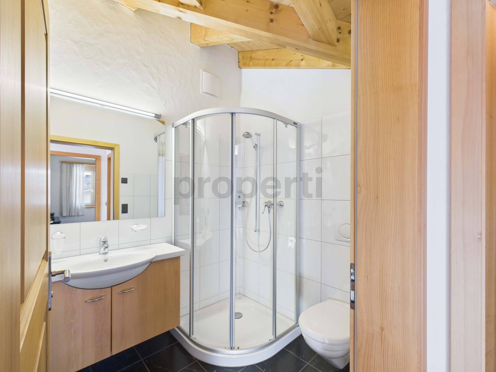 Modernes Bad mit Dusche und Dachschräge