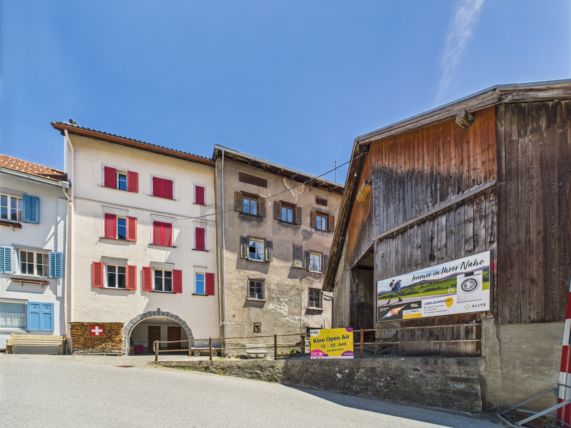 Außenansicht eines Dorf- bzw. Altbaus mit Holzscheune