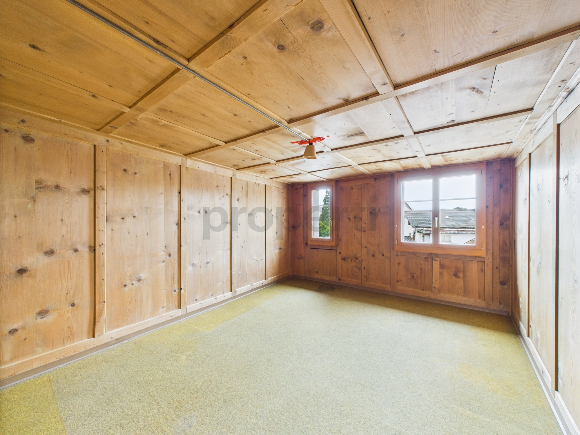 Holzverkleideter Innenraum mit Fenstern