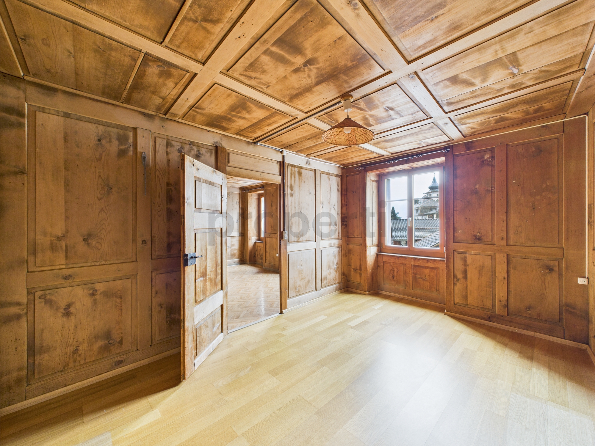 Holzvertäfeltes Zimmer mit Tageslicht