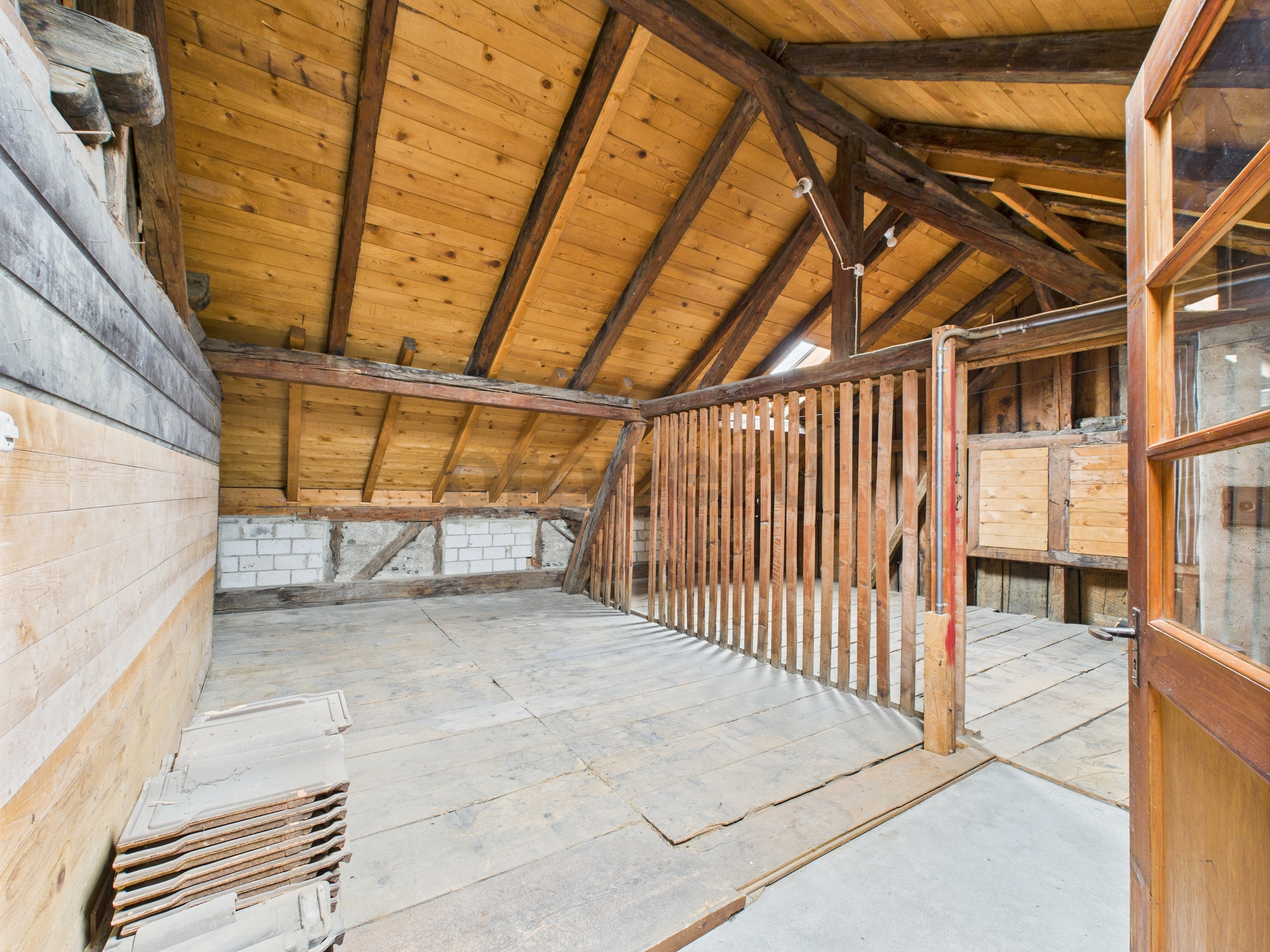 Dachboden mit sichtbaren Holzbalken
