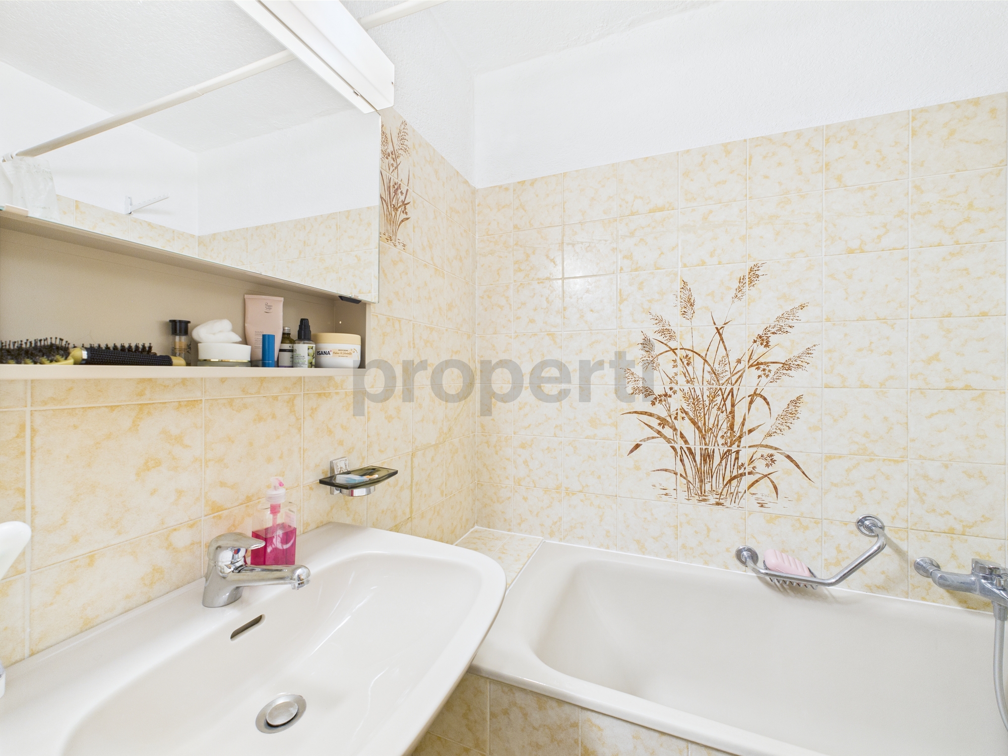 Badezimmer mit Wanne und Waschbecken