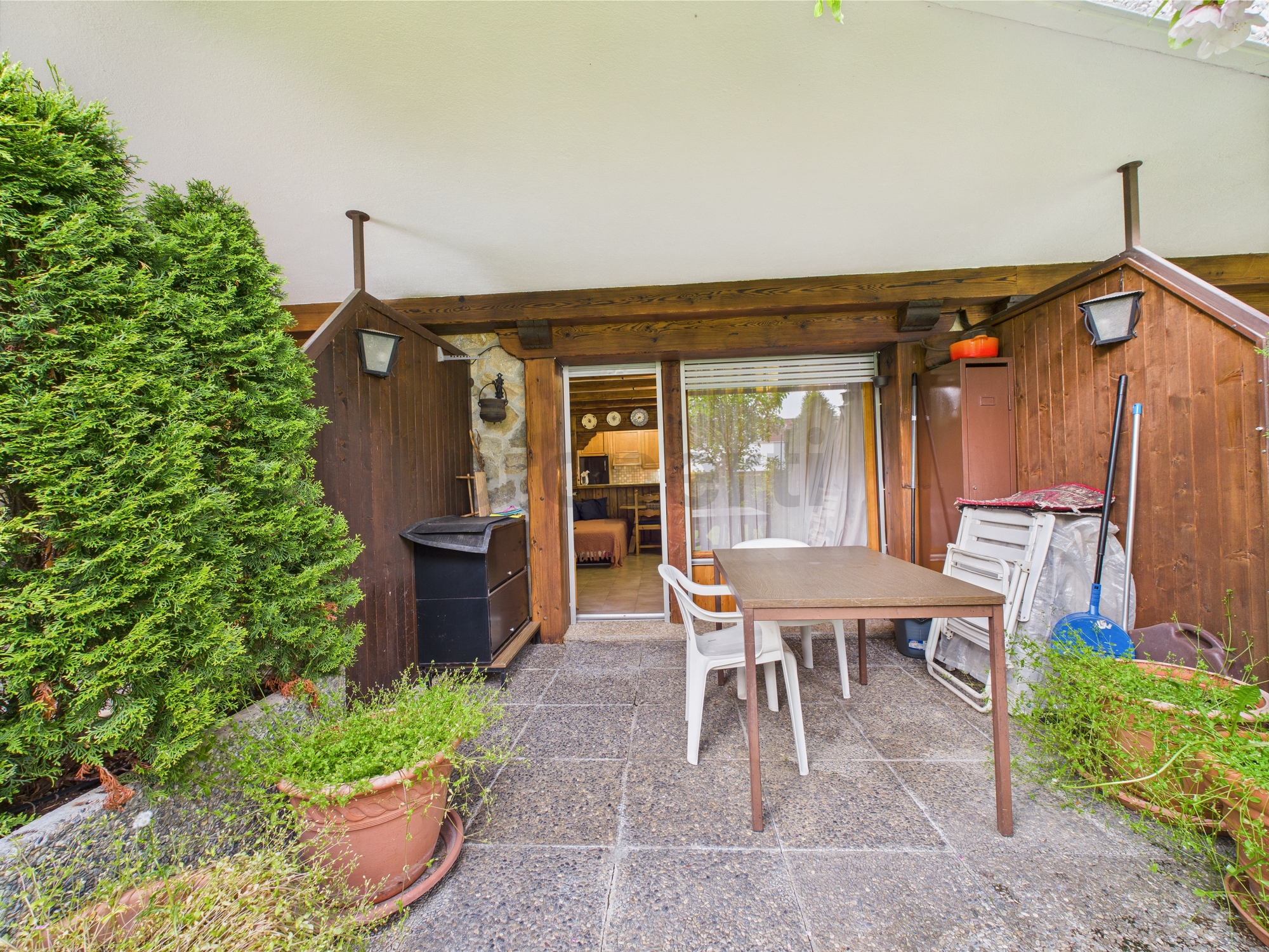Überdachte Terrasse mit Gartenmöbeln