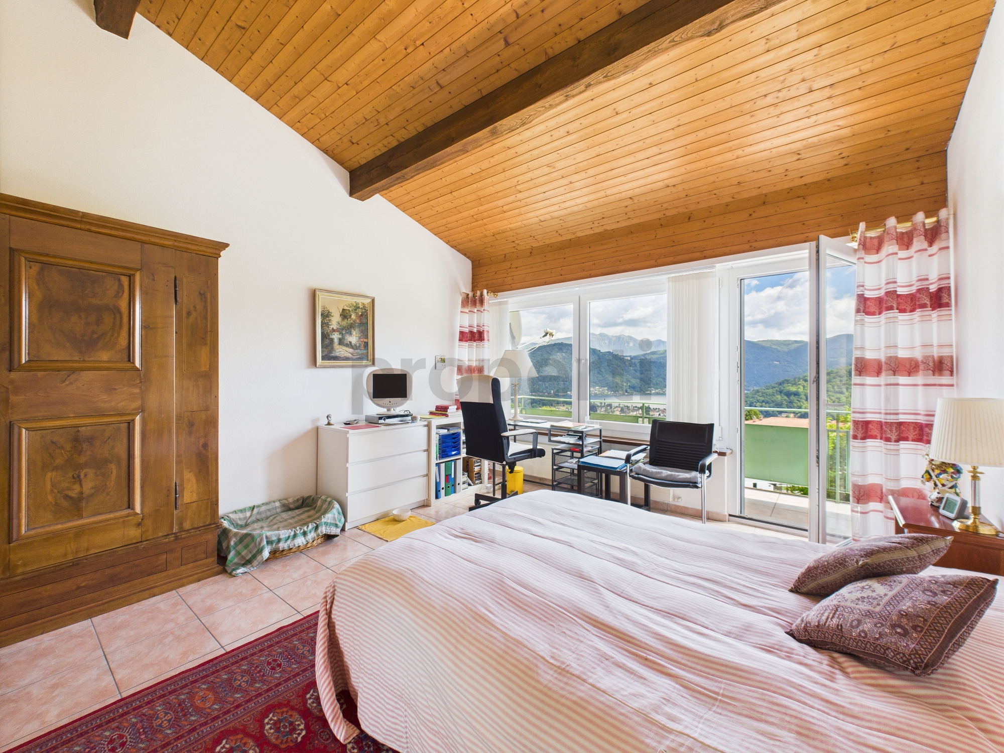 Schlafzimmer mit Arbeitsplatz und Bergblick