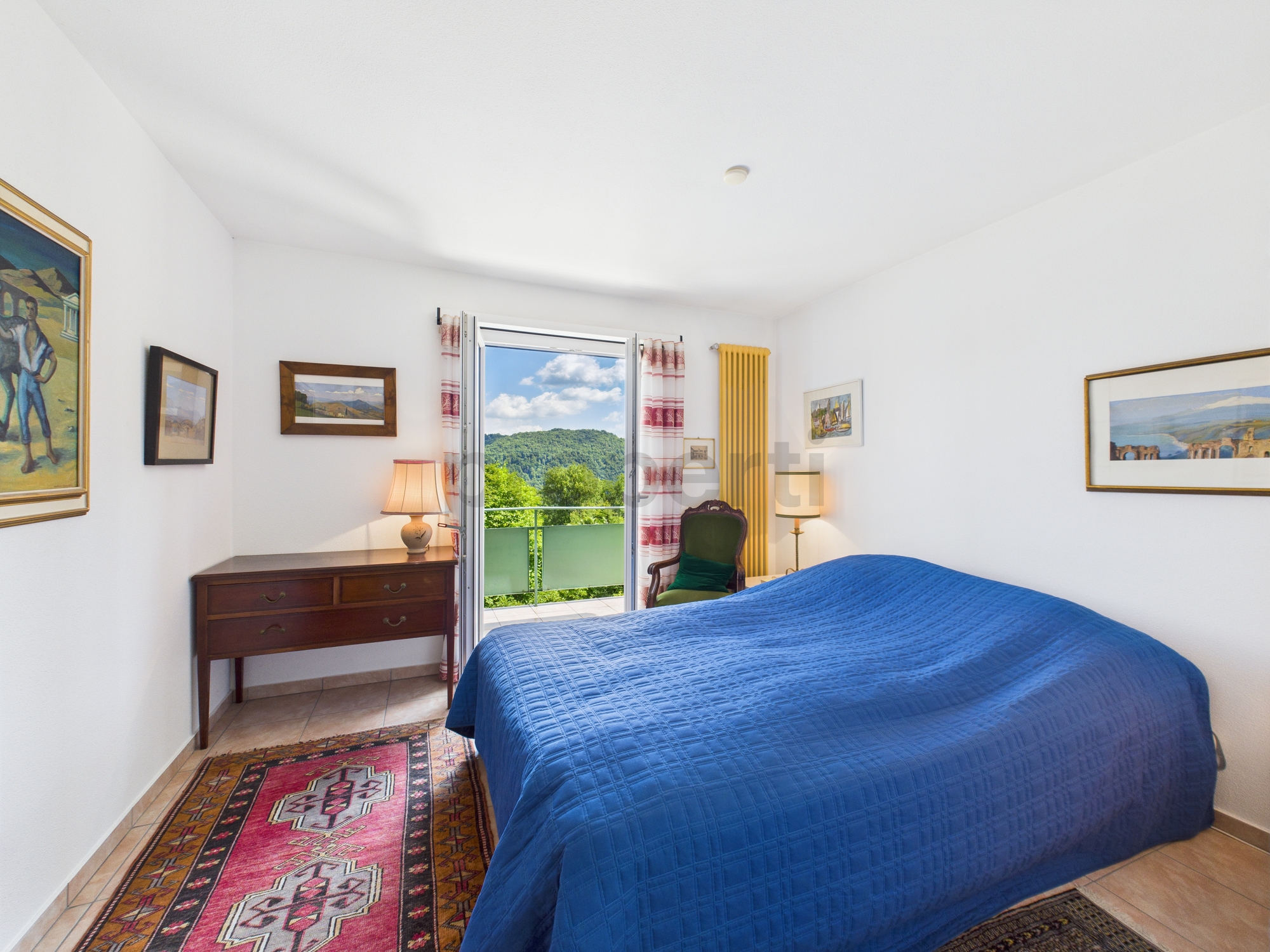 Helles Schlafzimmer mit Balkonblick