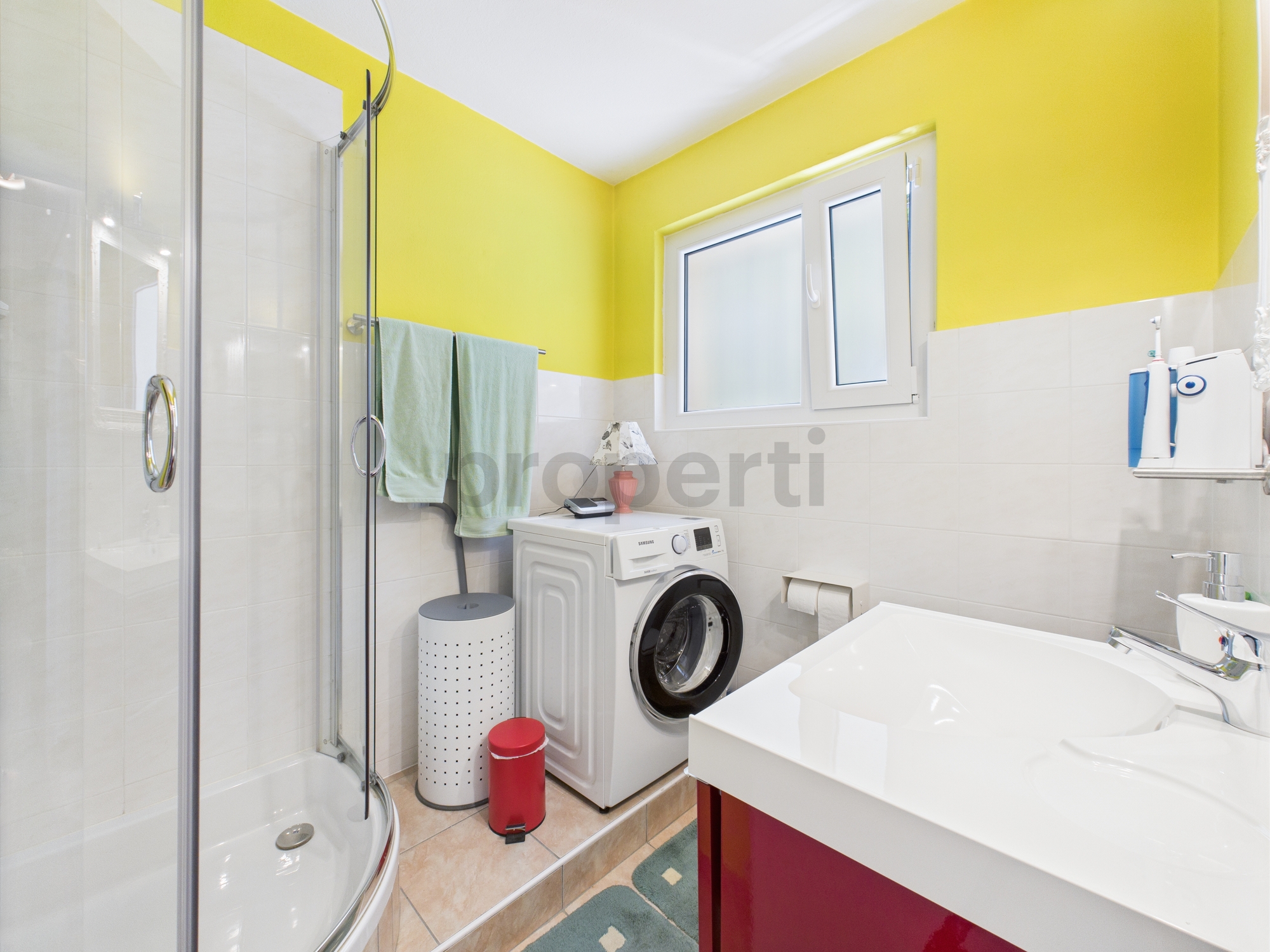 Badezimmer mit Waschmaschine