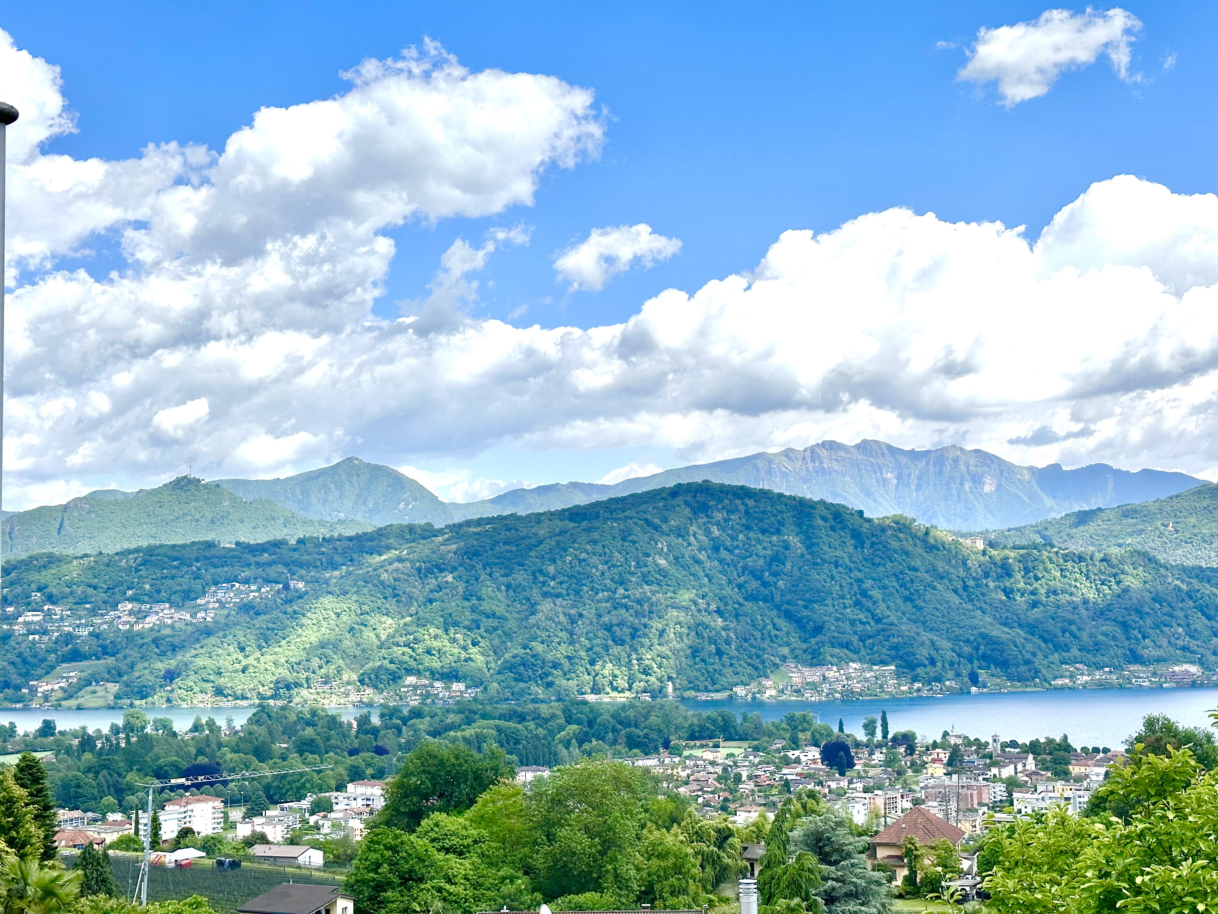Panoramablick auf See und Berge
