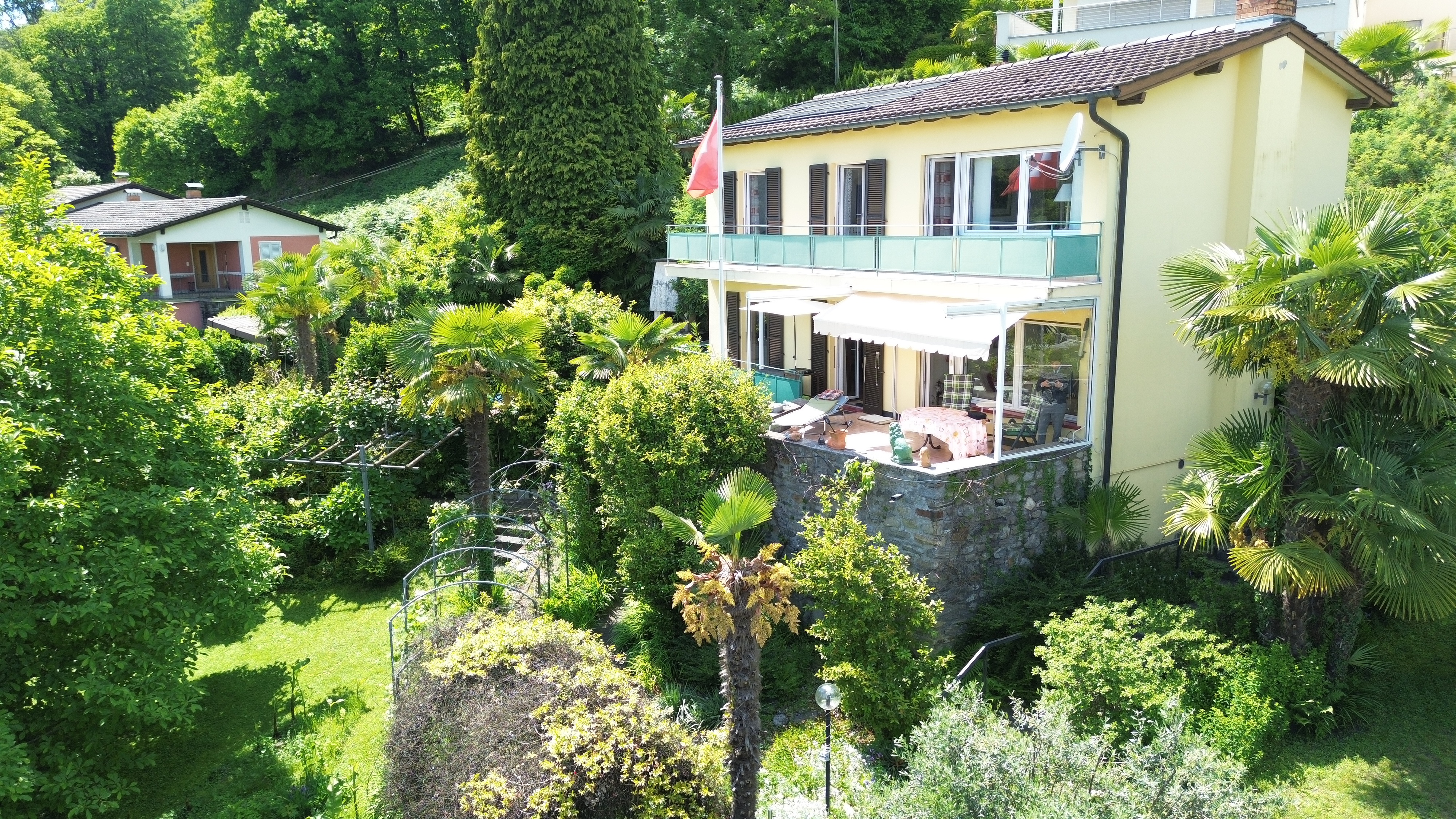 Haus mit üppigem Garten und Terrasse
