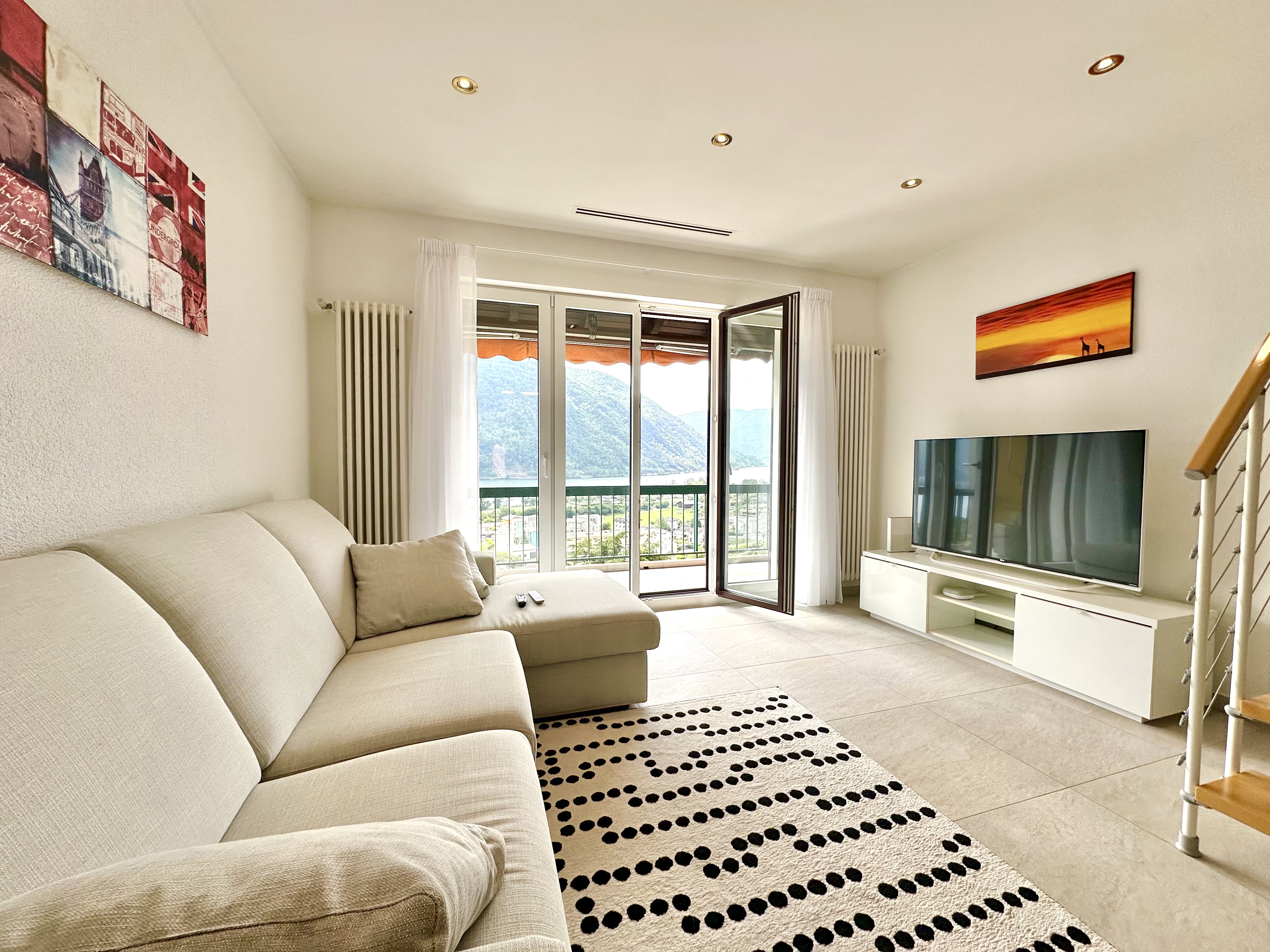 Helles Wohnzimmer mit Berg- und Seeblick