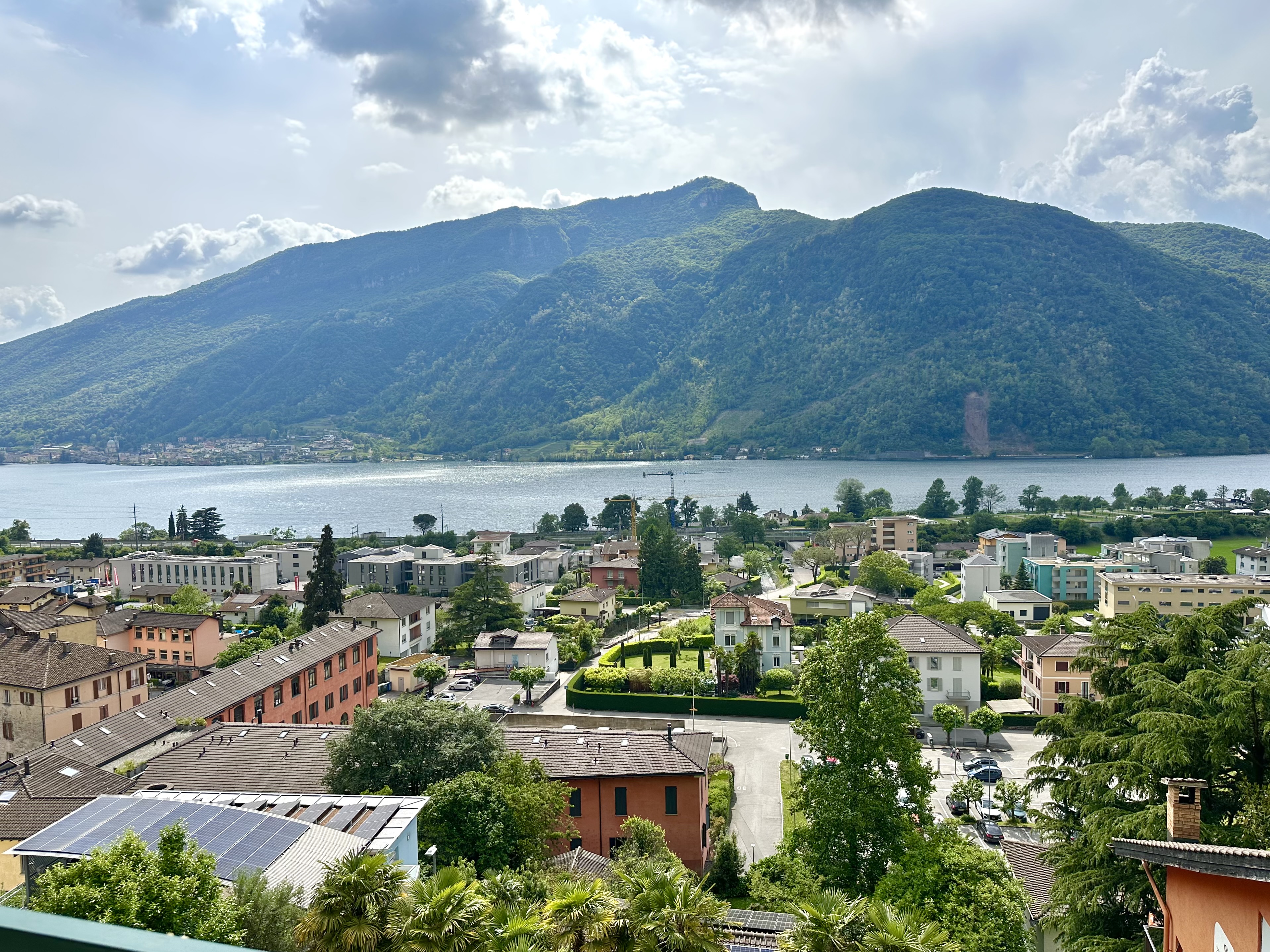 Seeblick auf Berglandschaft und Wohngebiet