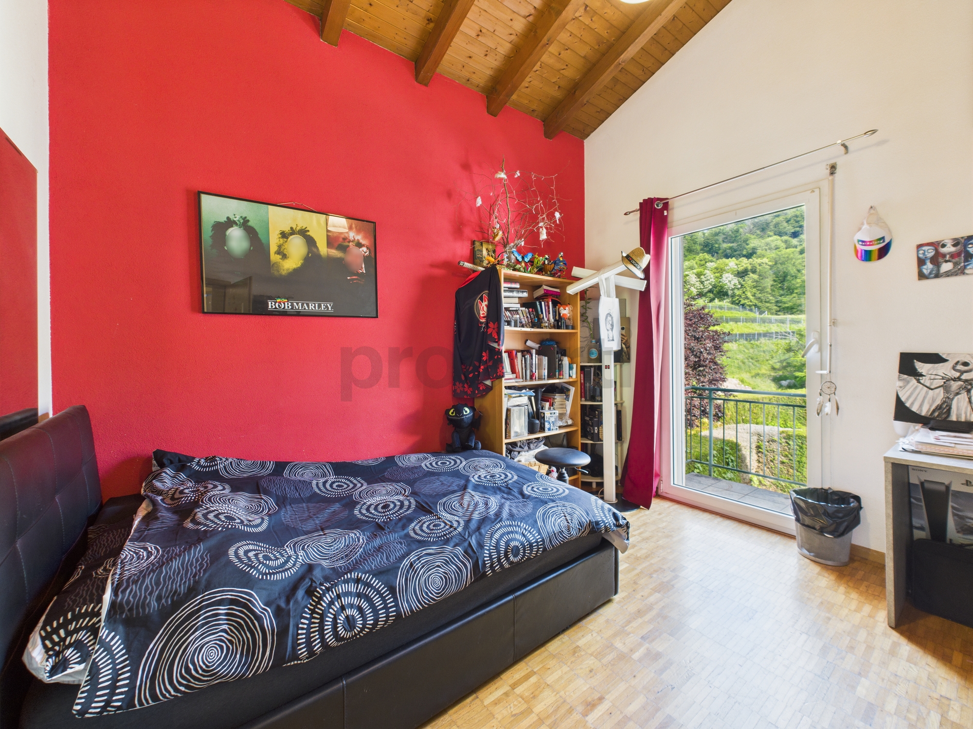 Helles Schlafzimmer mit Balkonblick