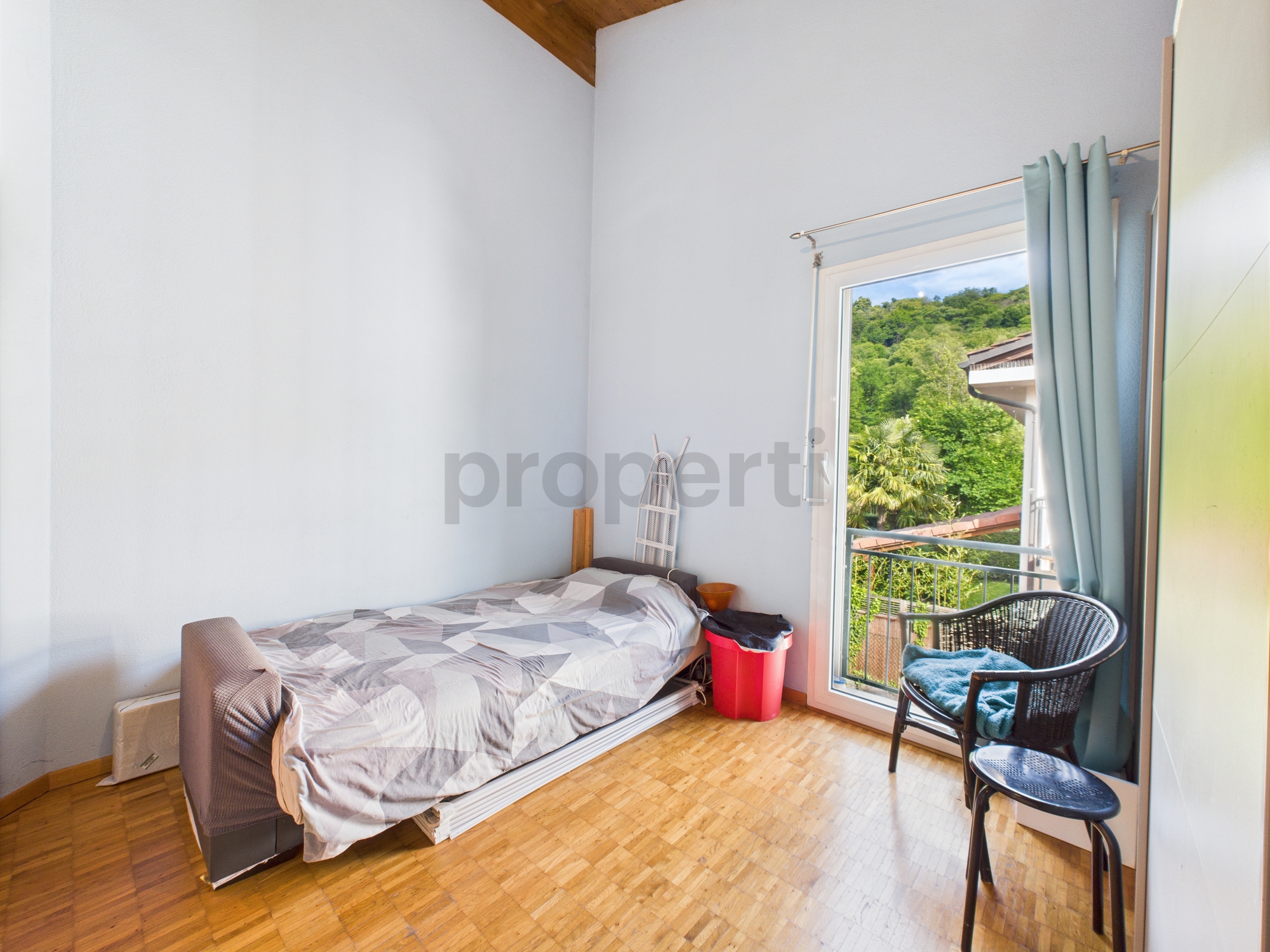 Kleines Schlafzimmer mit Balkonblick