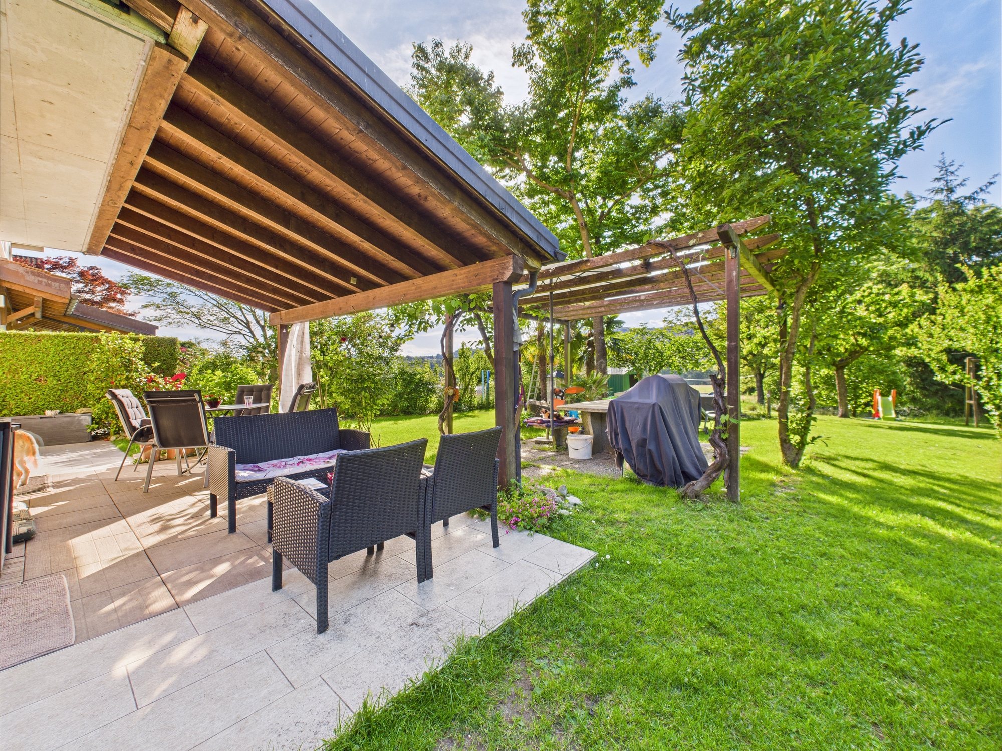 Überdachte Terrasse mit Garten
