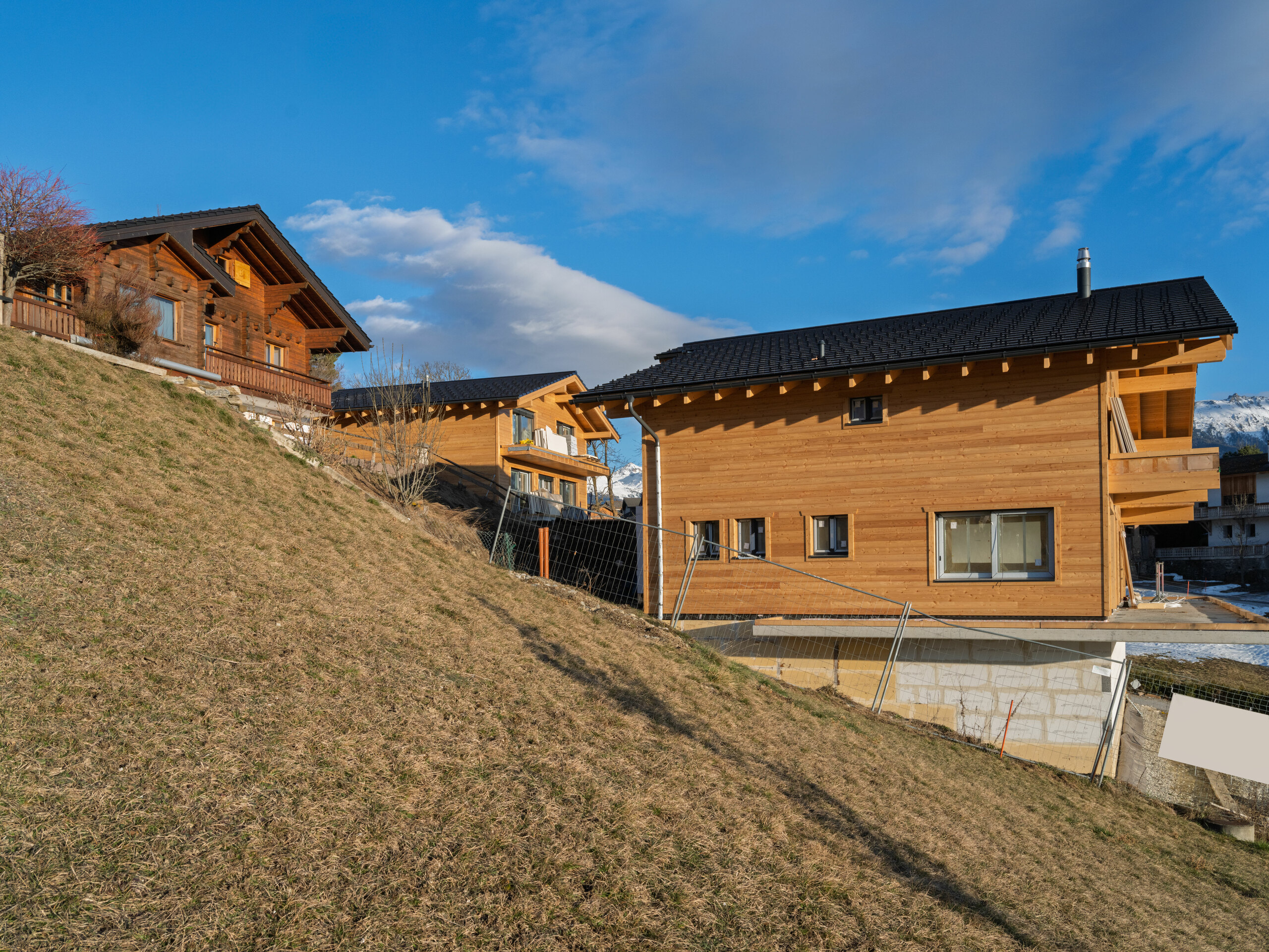 Alpine-Holzhäuser mit Blick auf die Berge