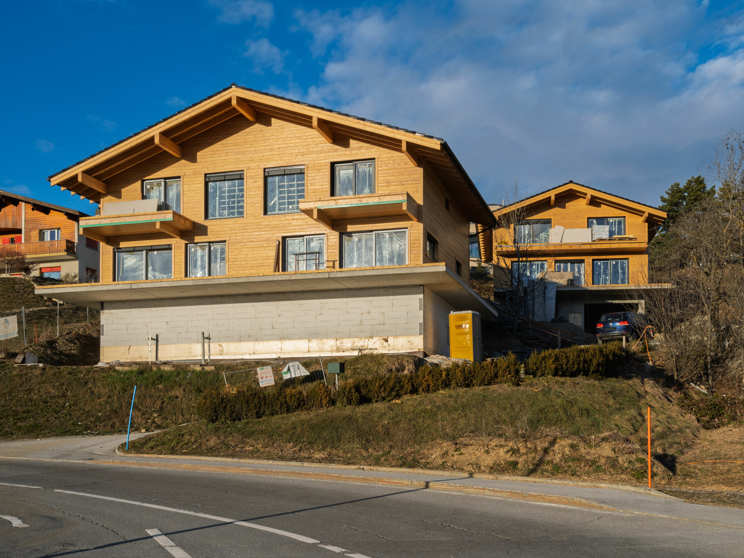 Holzchalet im Bau mit Balkonen