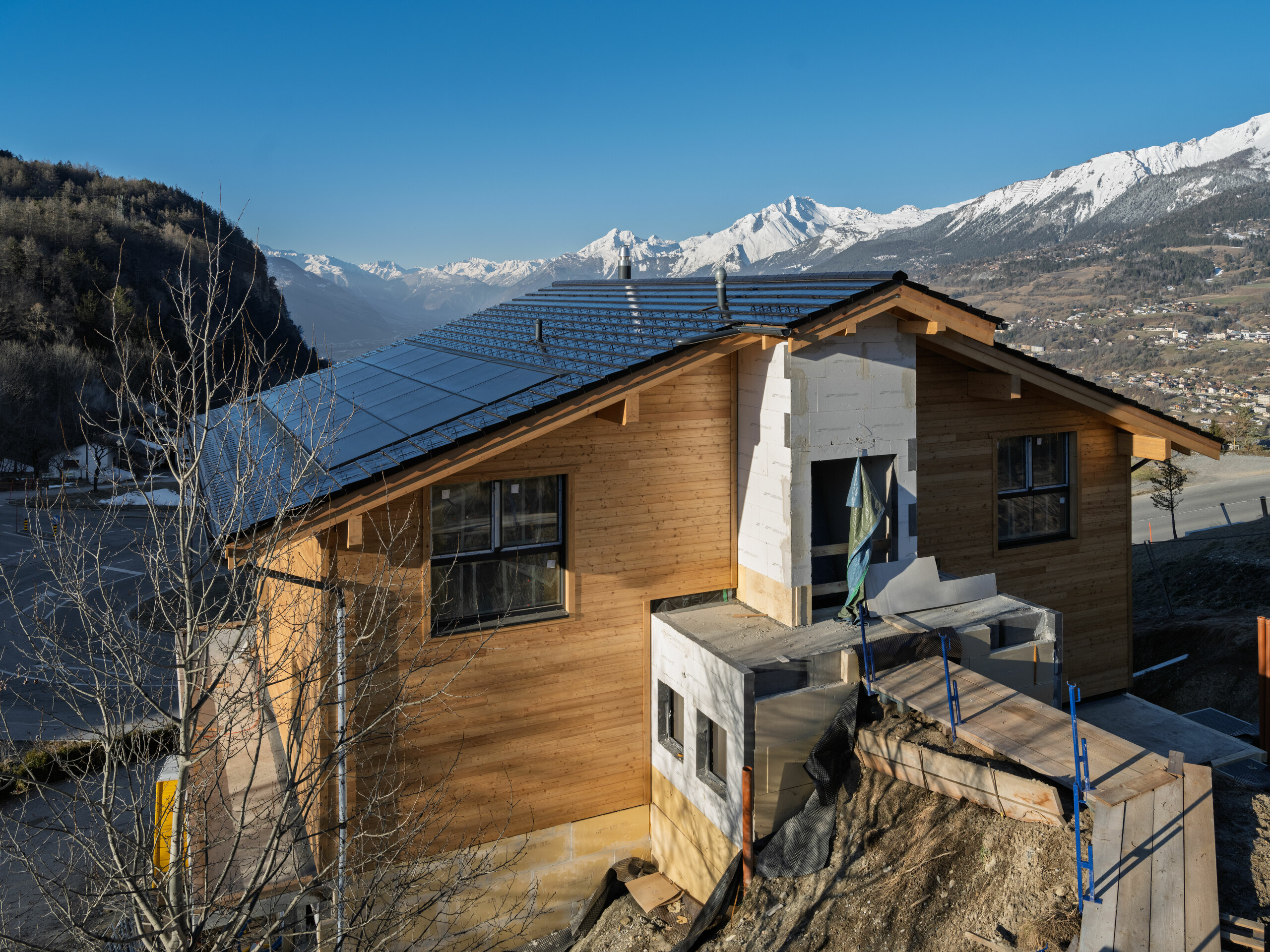 Holzchalet im Bau mit Bergpanorama
